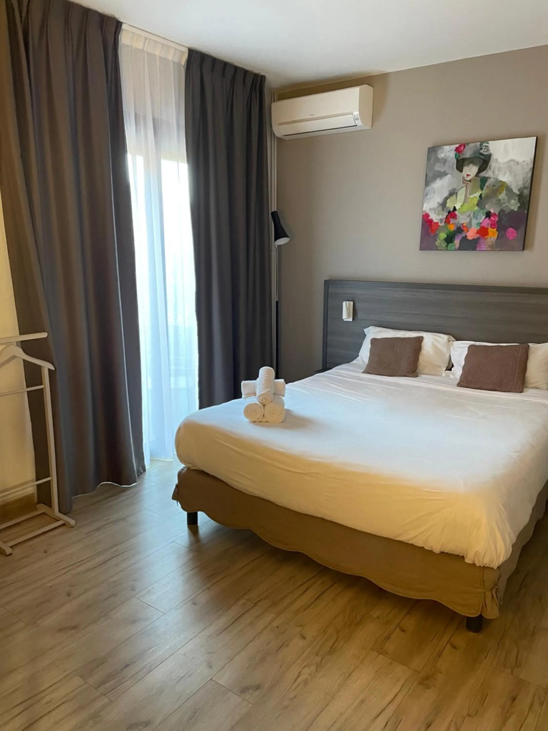 Bedroom, Bed in Hôtel Pyrène