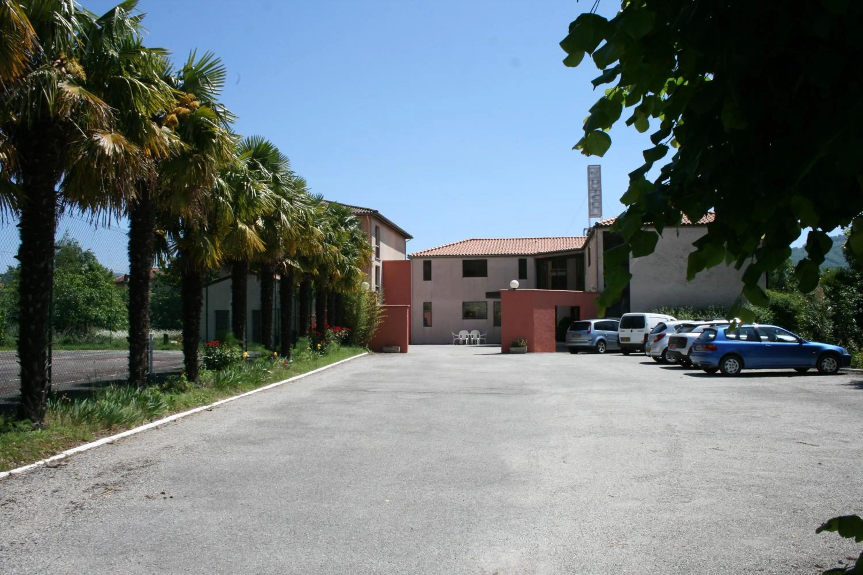 Facade/entrance in Hôtel Pyrène