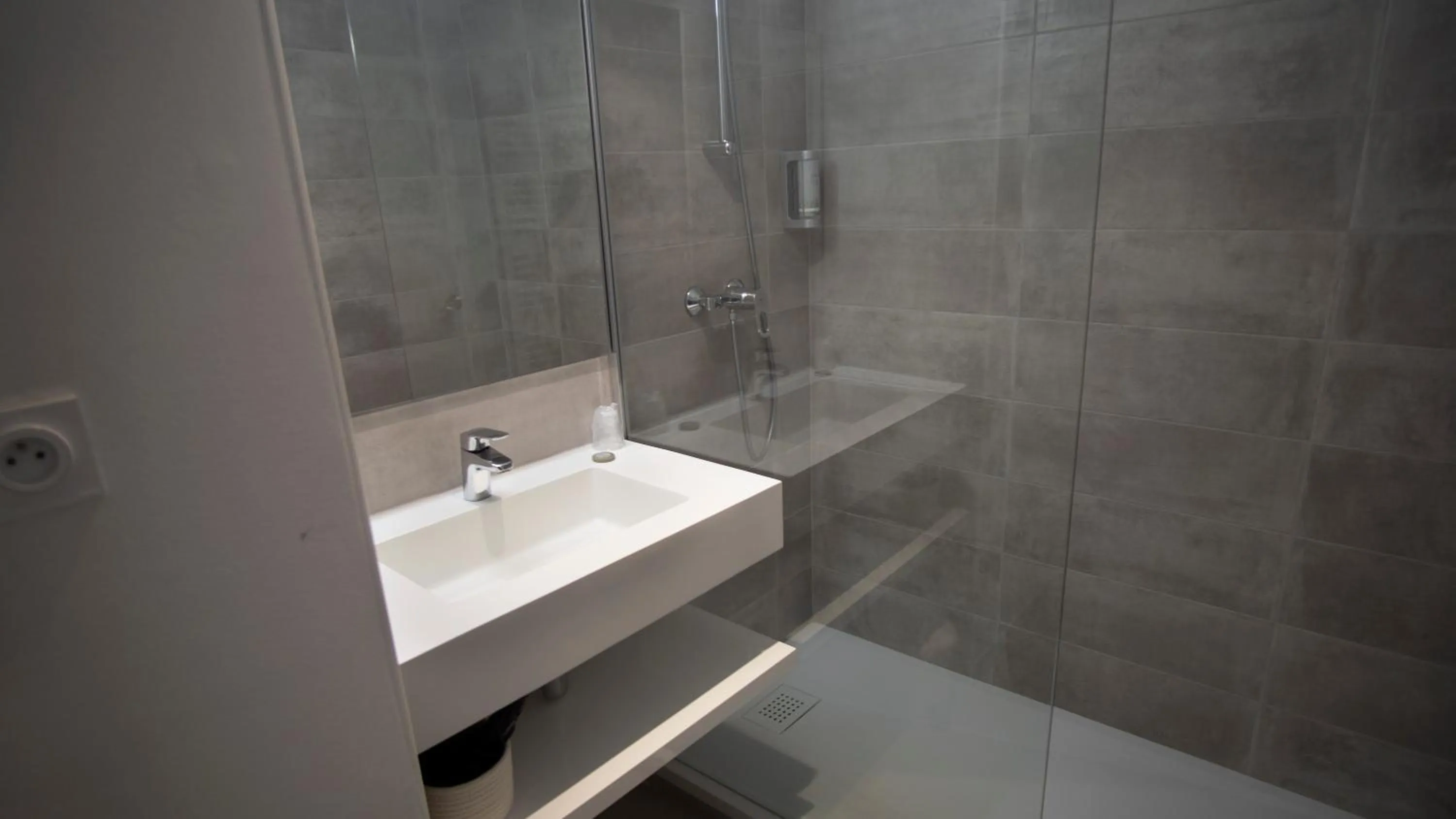 Bathroom in Hôtel Pyrène