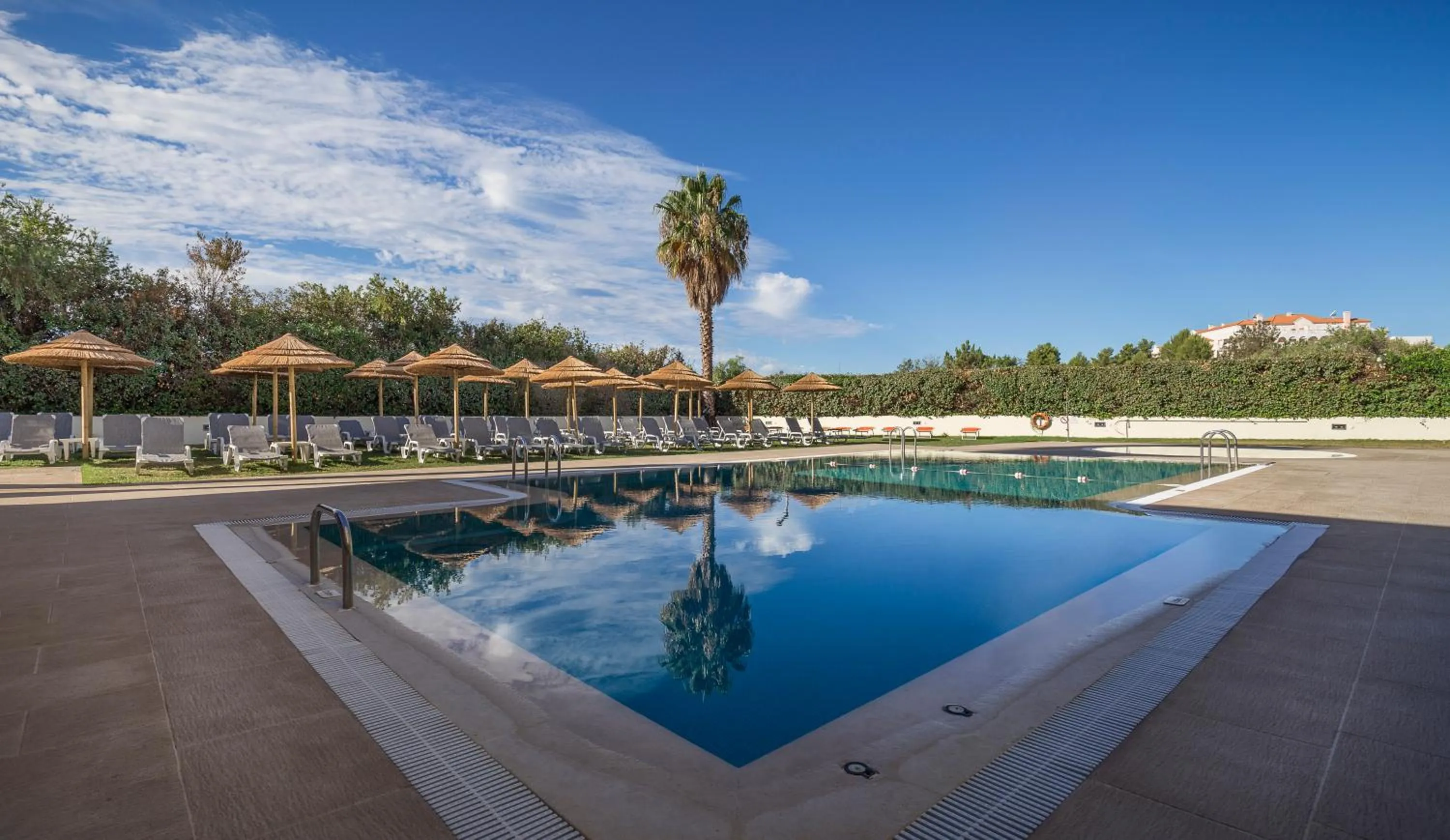 Swimming pool in Interpass Vau Hotel Apartamentos