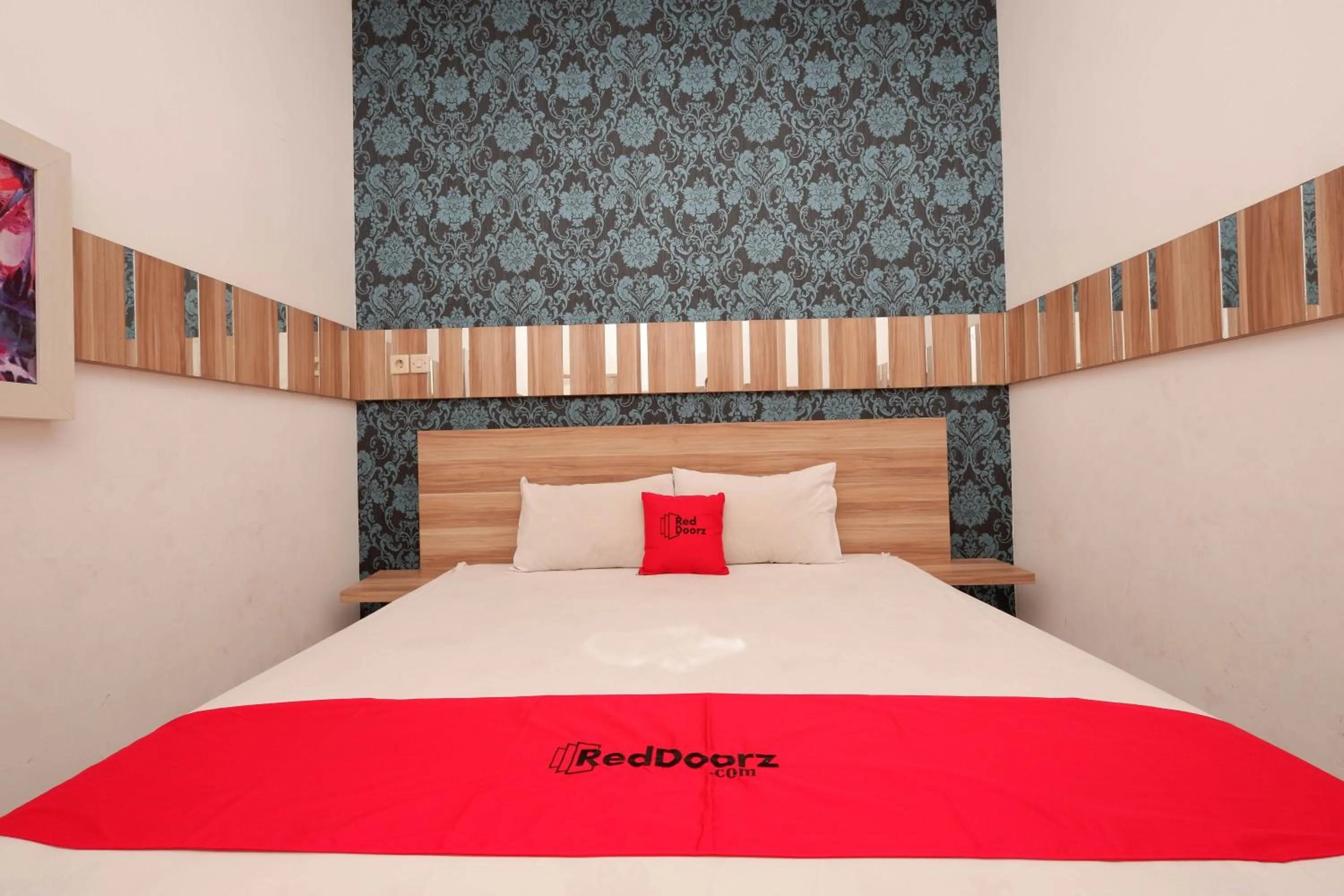 Bedroom, Bed in RedDoorz near Plaza Simpang Lima