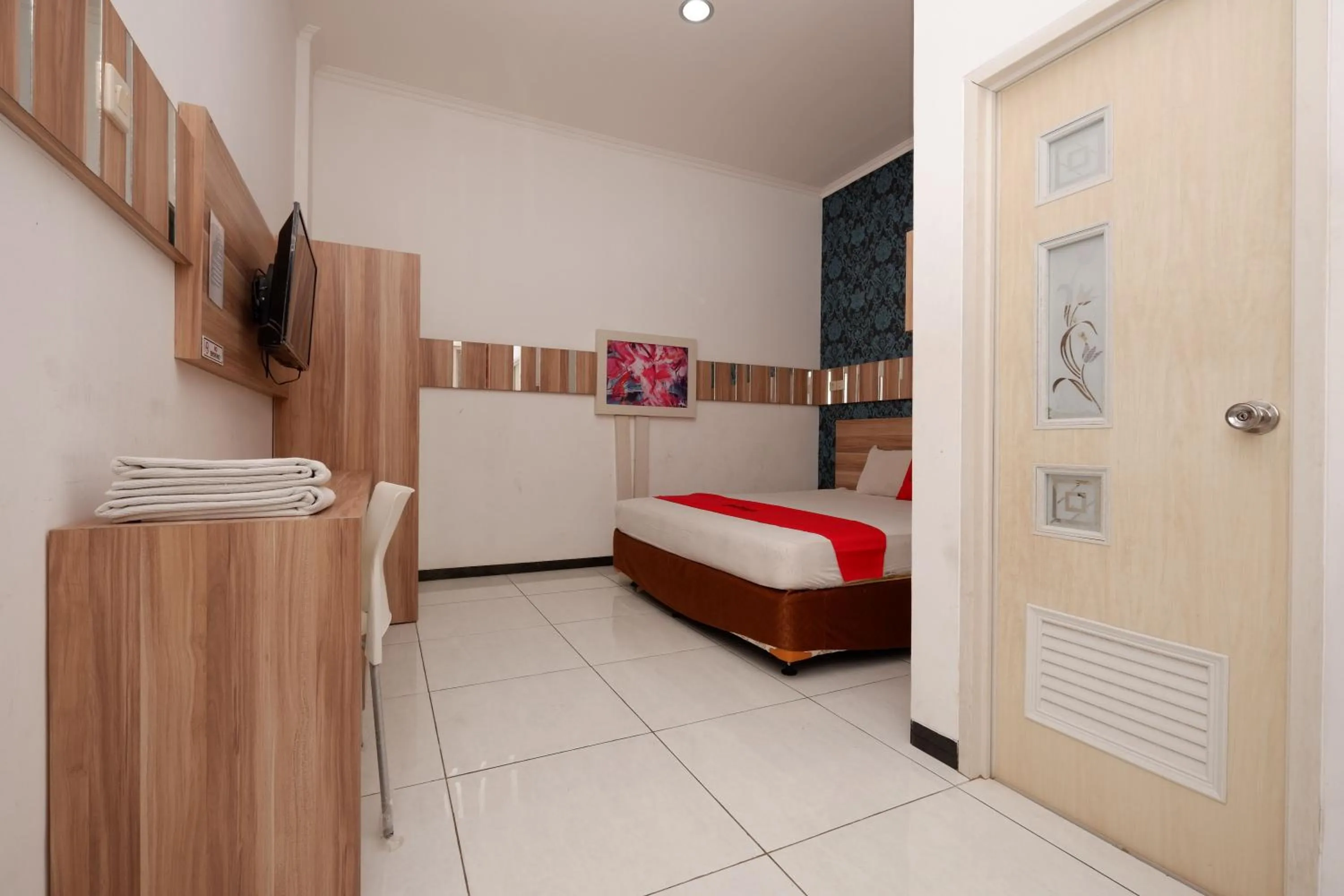 Bedroom, Bed in RedDoorz near Plaza Simpang Lima