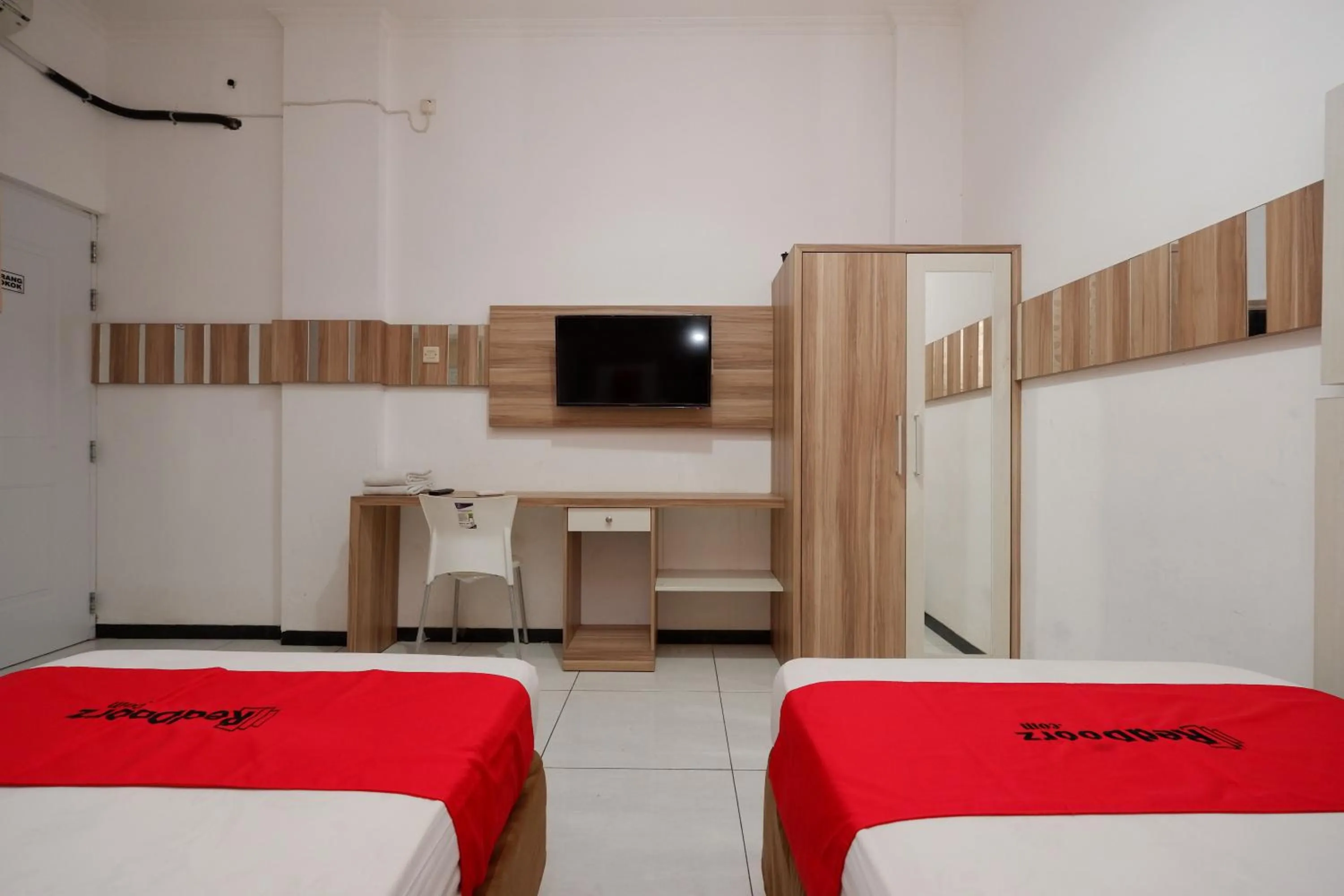 Bedroom, Bed in RedDoorz near Plaza Simpang Lima