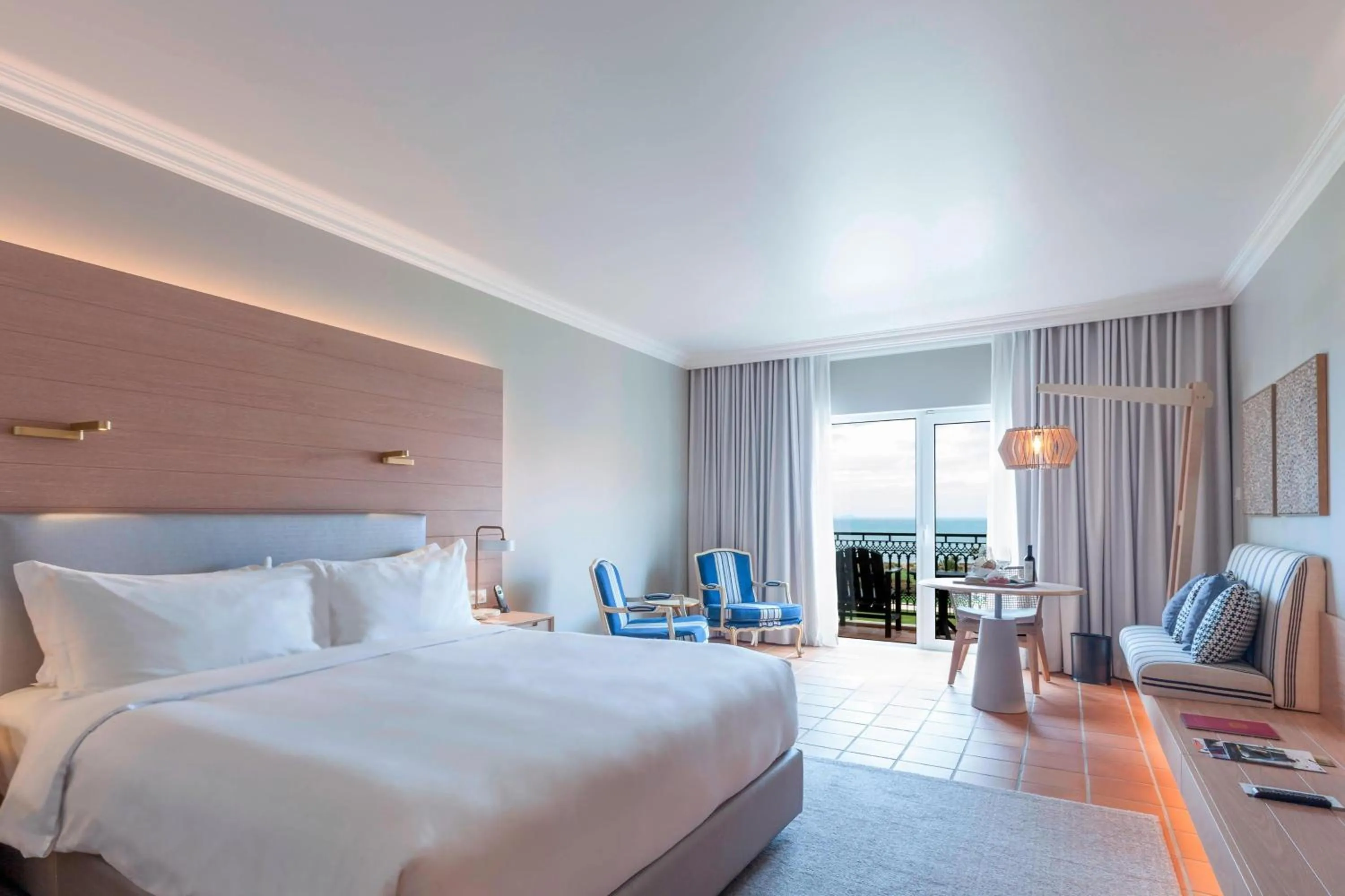 Photo of the whole room, Bed in Praia D'El Rey Marriott Golf & Beach Resort