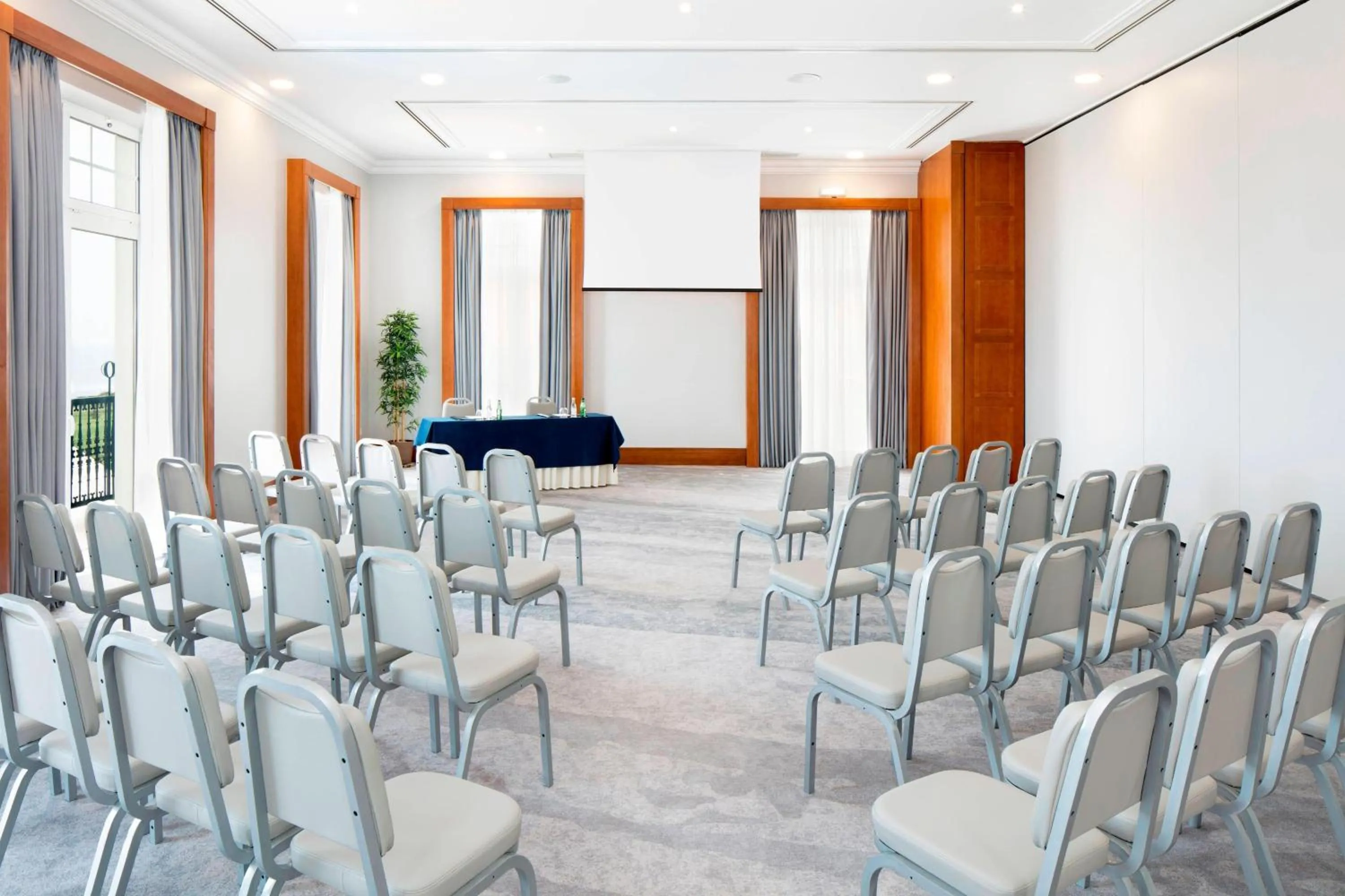 Meeting/conference room in Praia D'El Rey Marriott Golf & Beach Resort