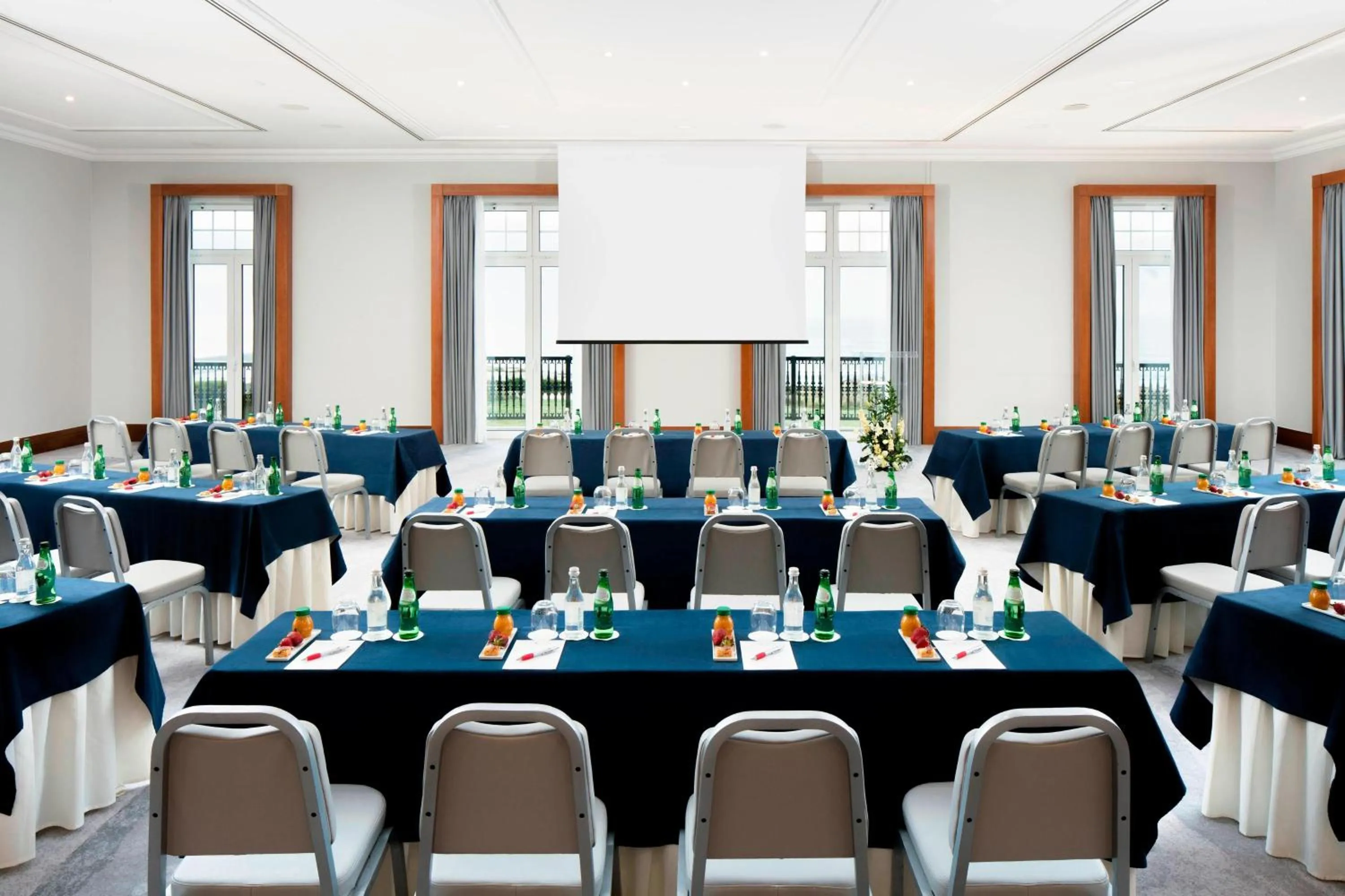 Meeting/conference room in Praia D'El Rey Marriott Golf & Beach Resort