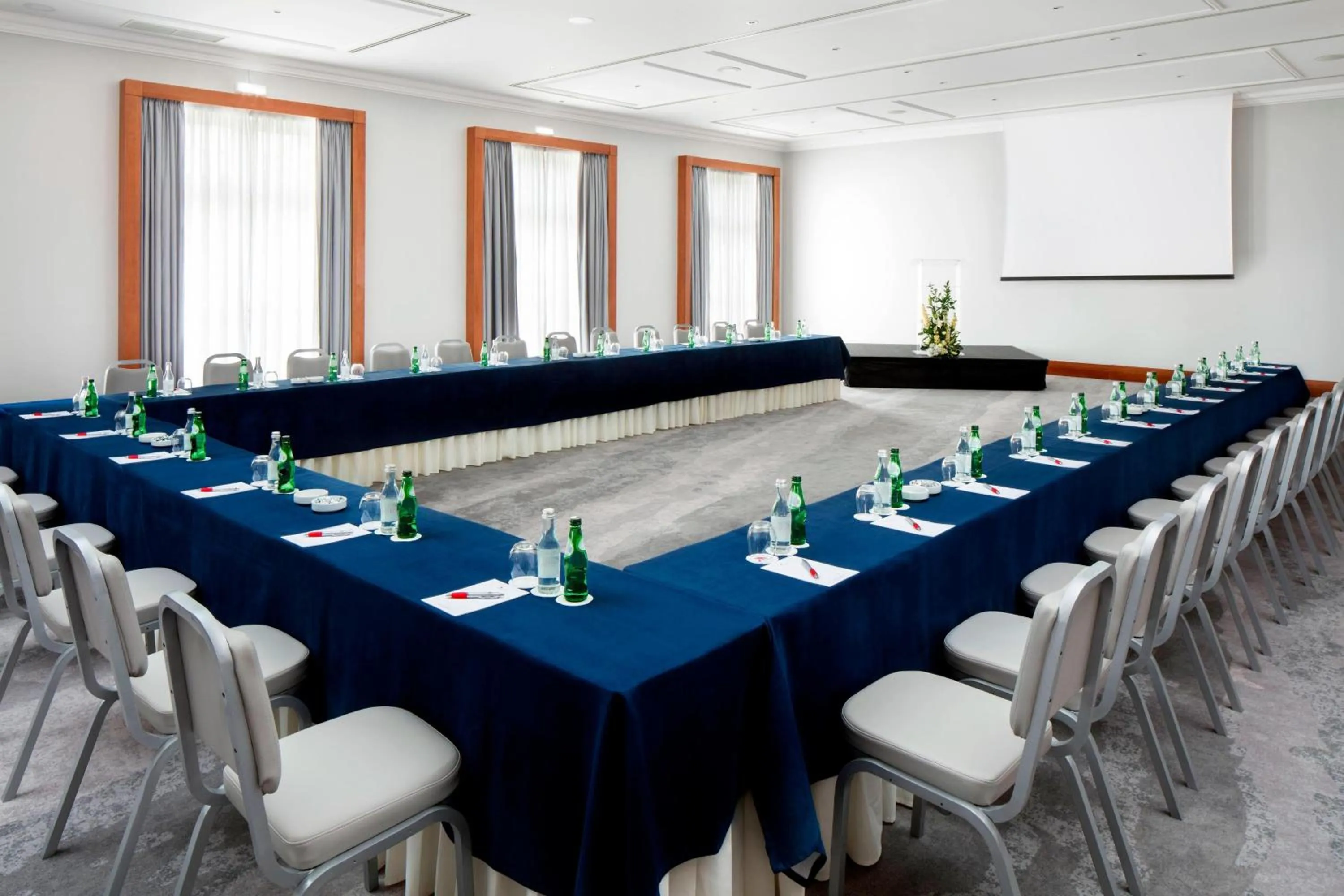 Meeting/conference room in Praia D'El Rey Marriott Golf & Beach Resort