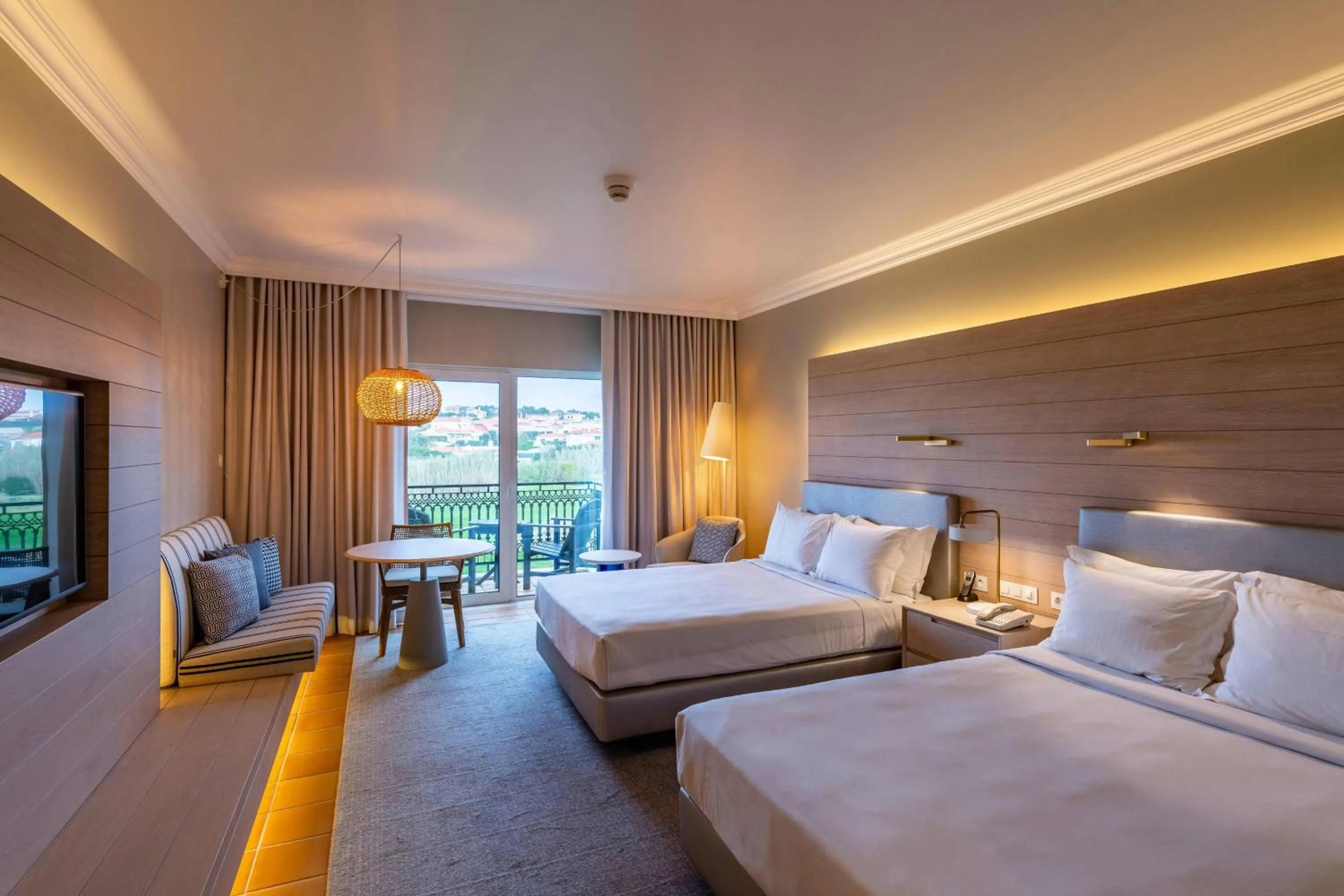 Photo of the whole room, Bed in Praia D'El Rey Marriott Golf & Beach Resort