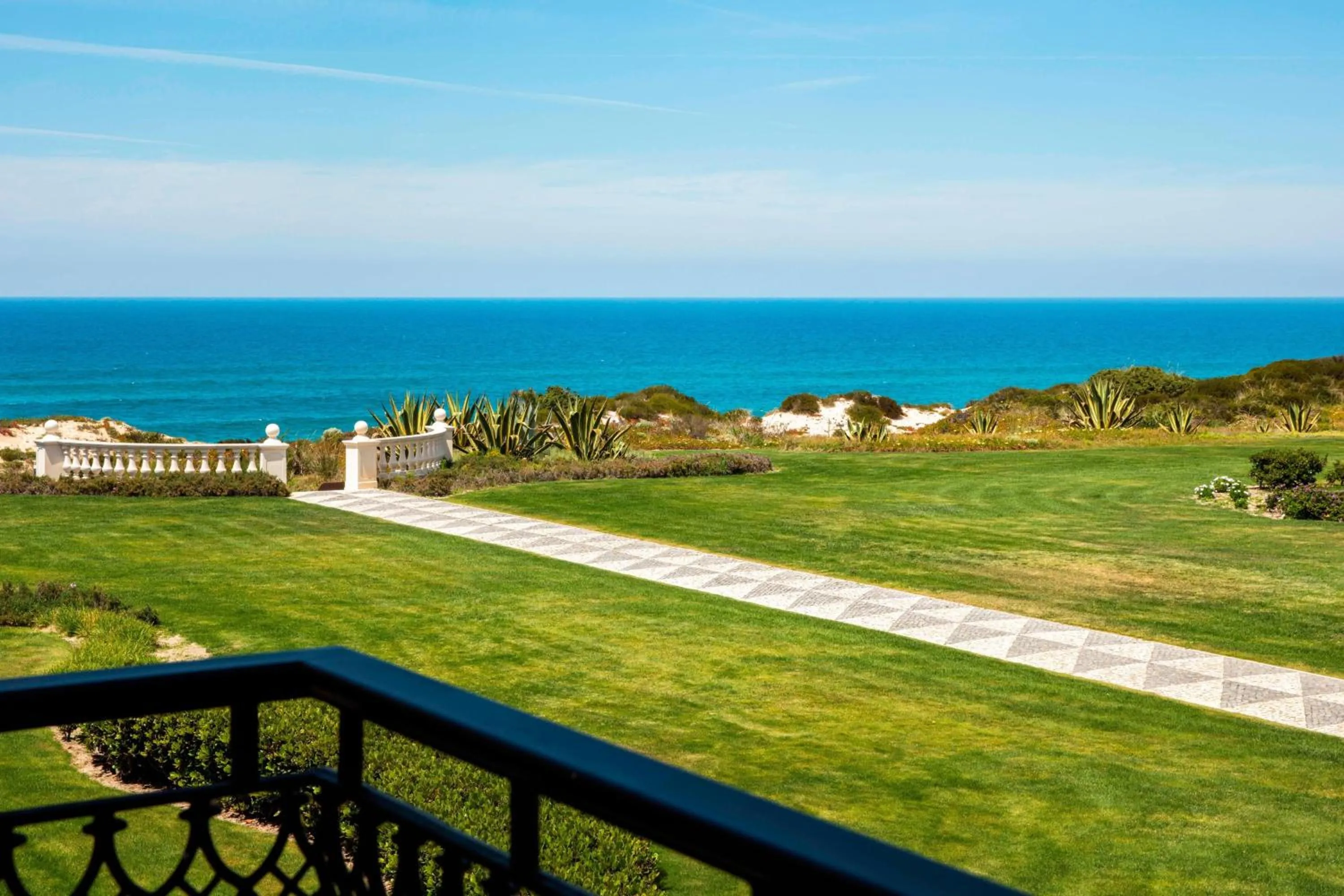 Photo of the whole room in Praia D'El Rey Marriott Golf & Beach Resort
