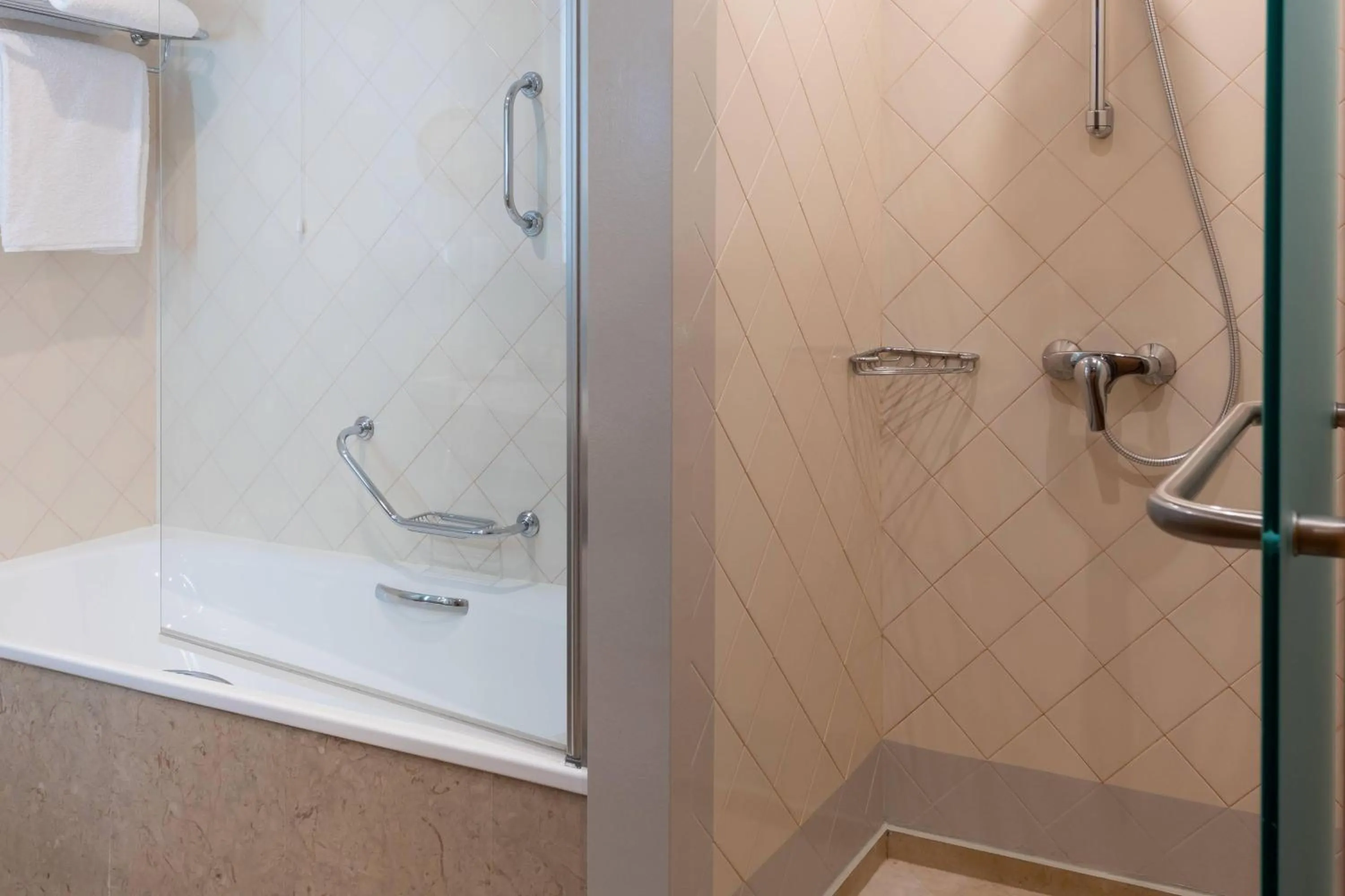 Bathroom in Praia D'El Rey Marriott Golf & Beach Resort