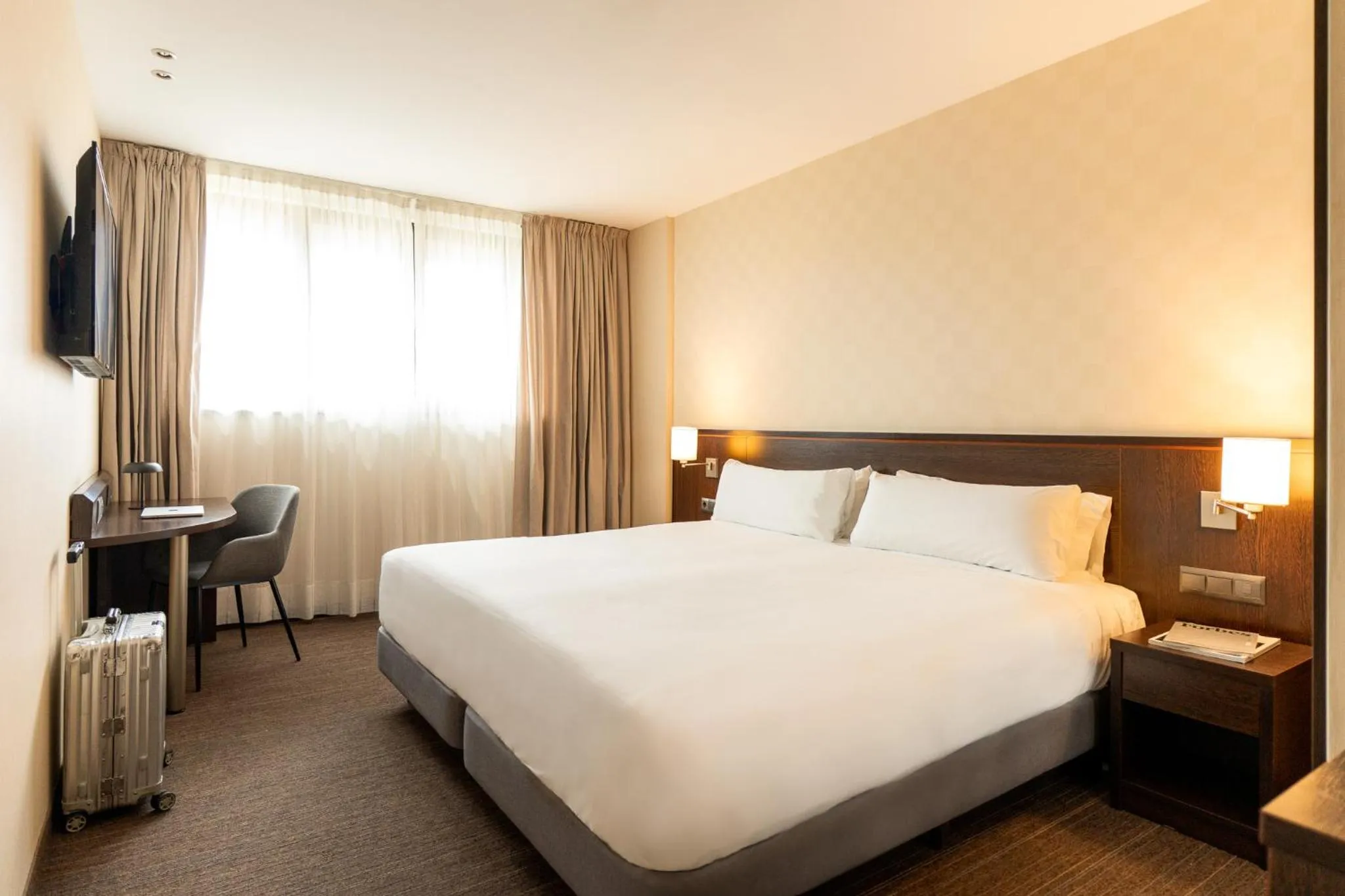 Photo of the whole room, Bed in Hotel Lugano Barcelona