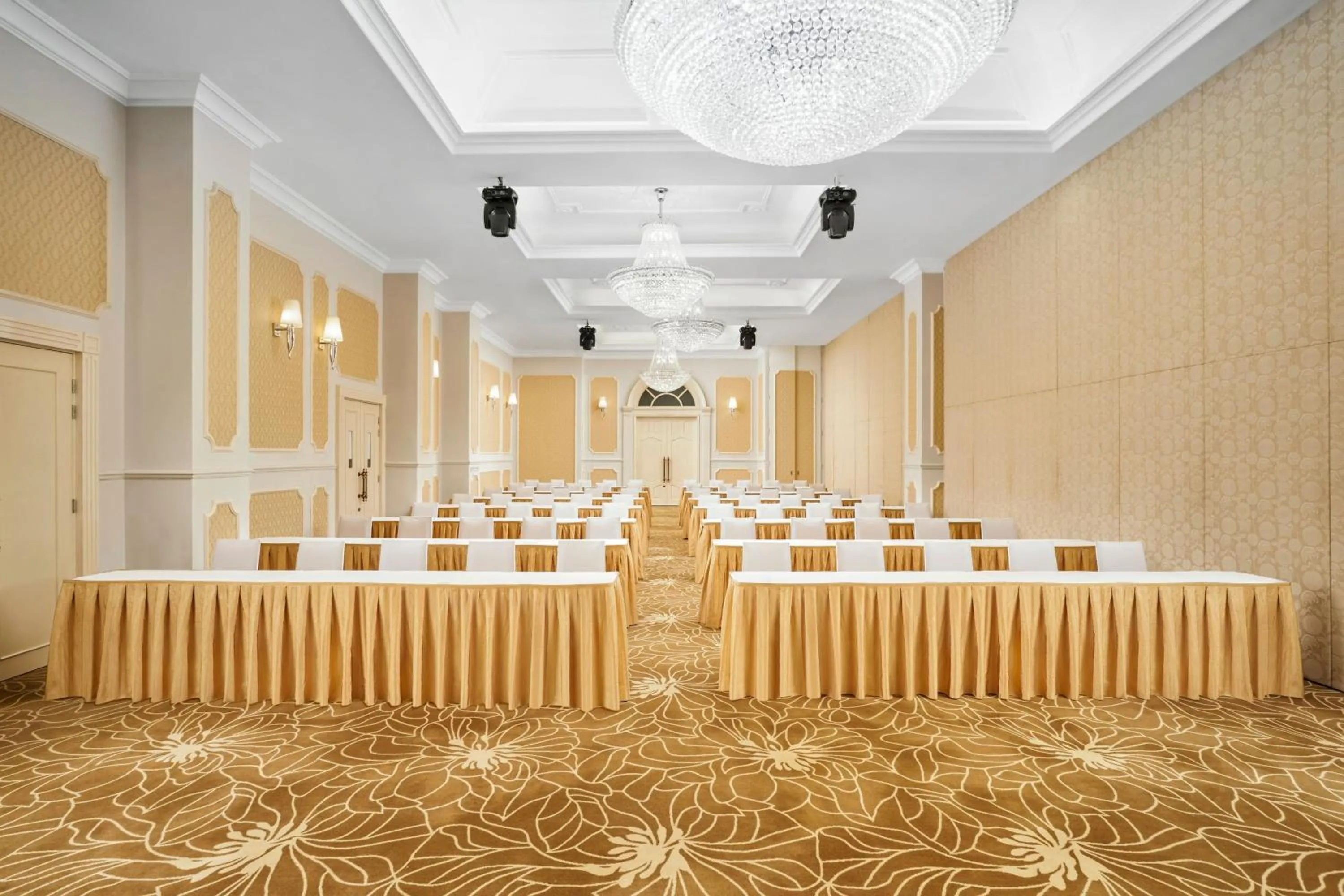 Meeting/conference room in Four Points by Sheraton Lang Son