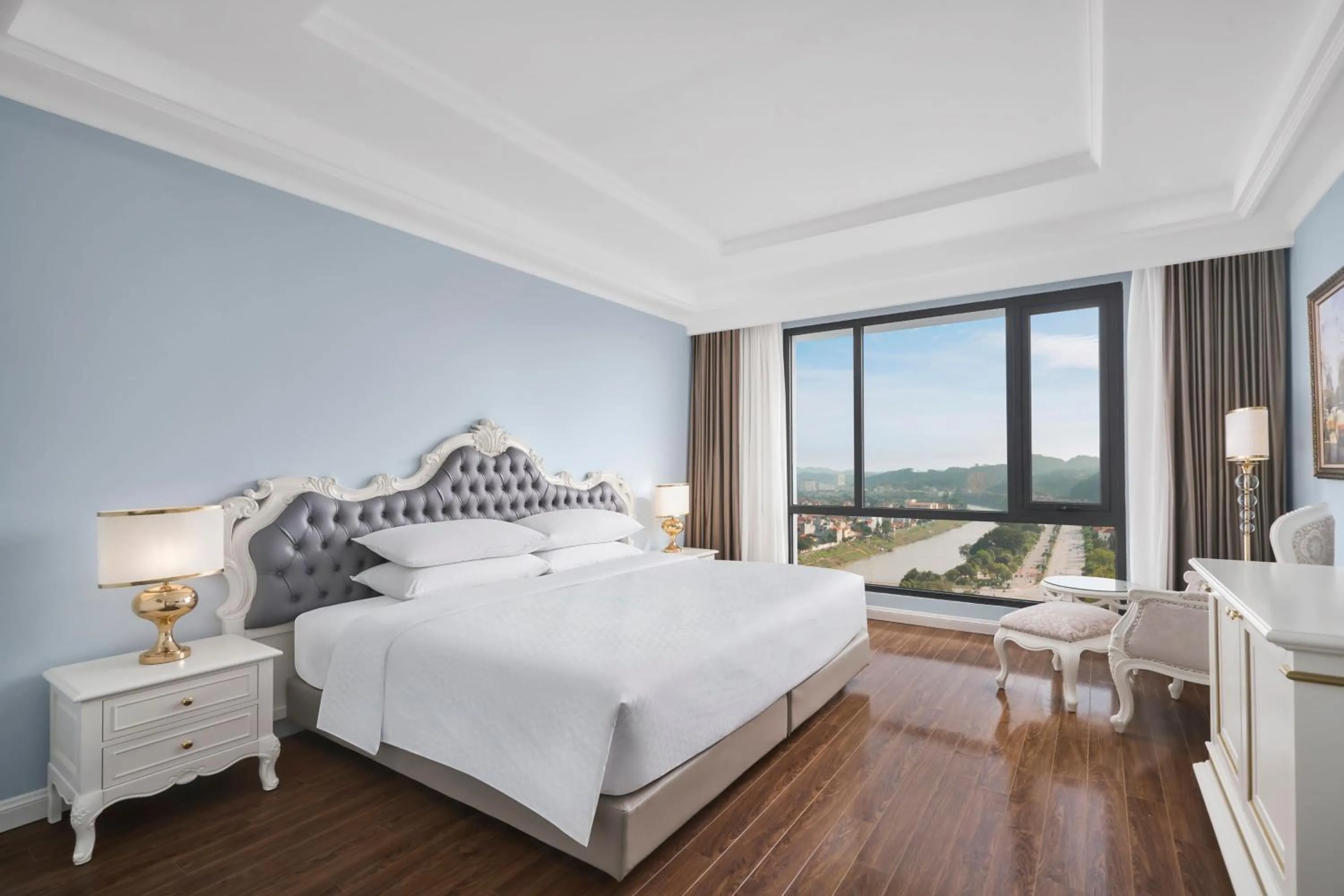 Photo of the whole room, Bed in Four Points by Sheraton Lang Son