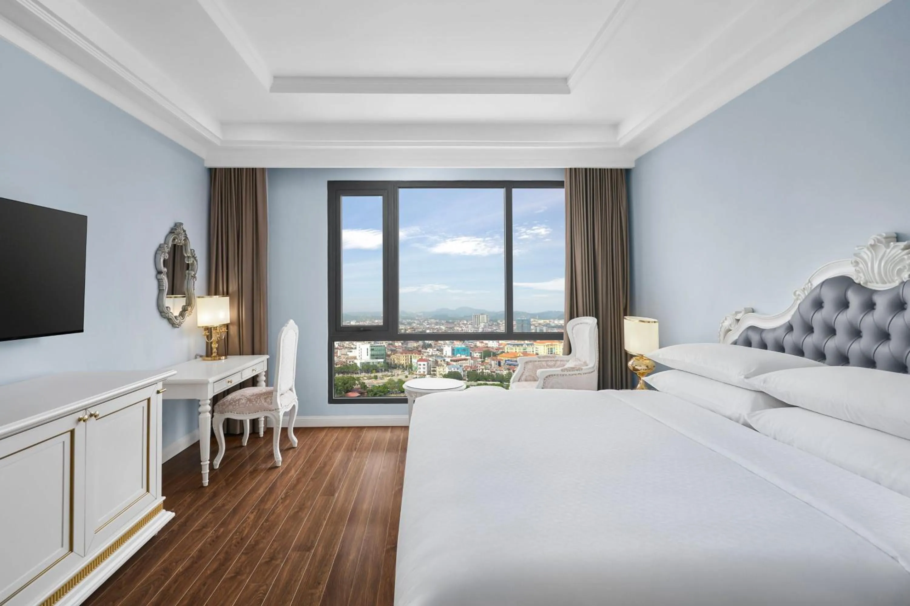 Photo of the whole room, Bed in Four Points by Sheraton Lang Son