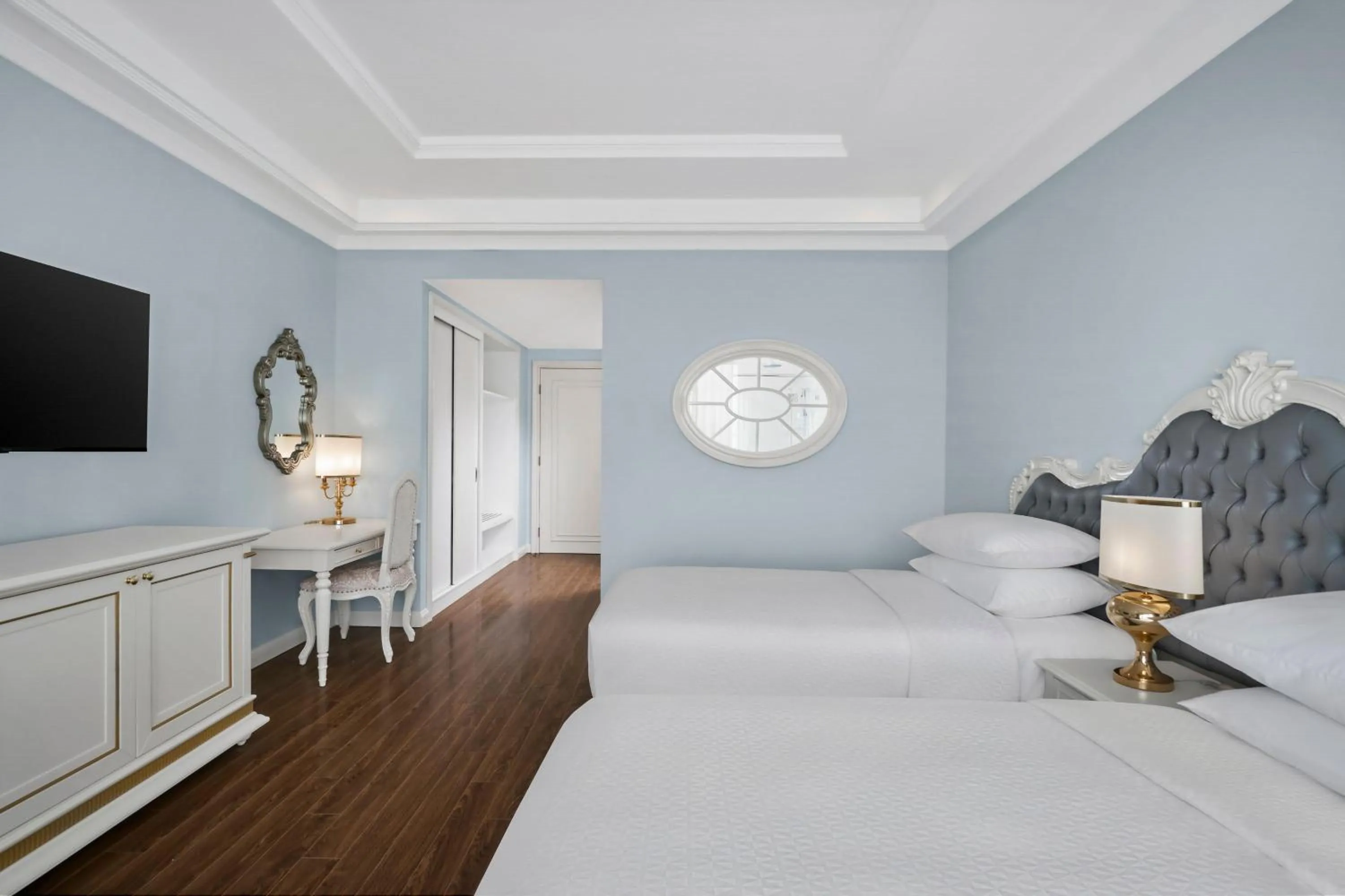 Photo of the whole room, Bed in Four Points by Sheraton Lang Son