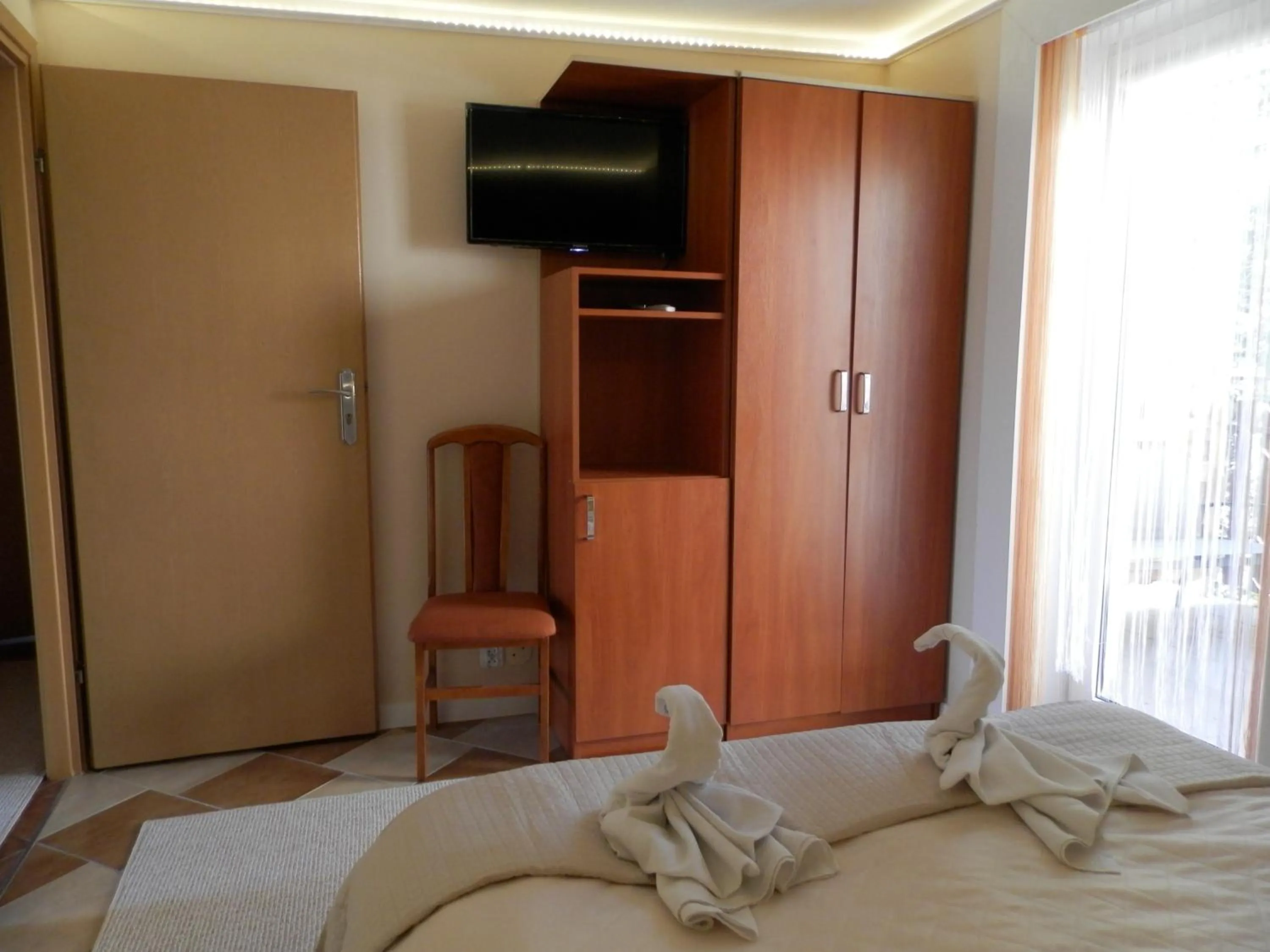 Photo of the whole room, Bed in OW Sargus