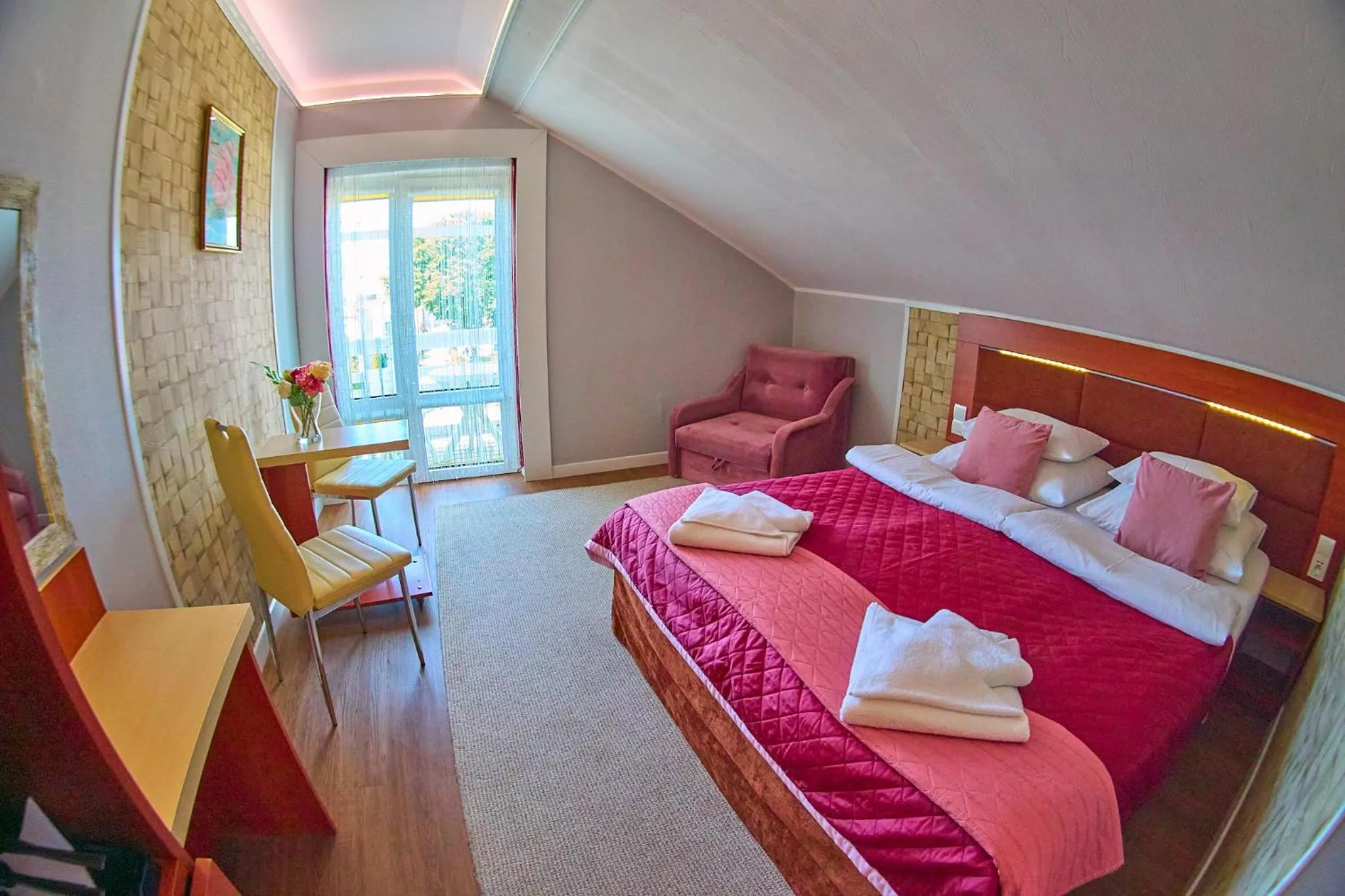 Photo of the whole room, Bed in OW Sargus