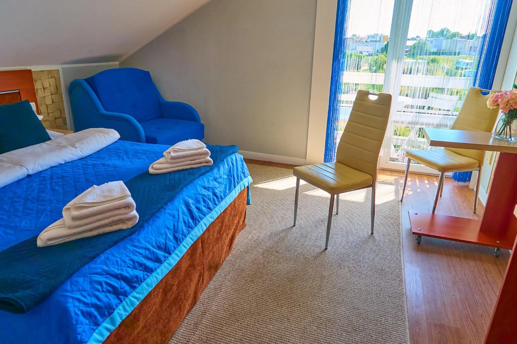 Photo of the whole room, Bed in OW Sargus