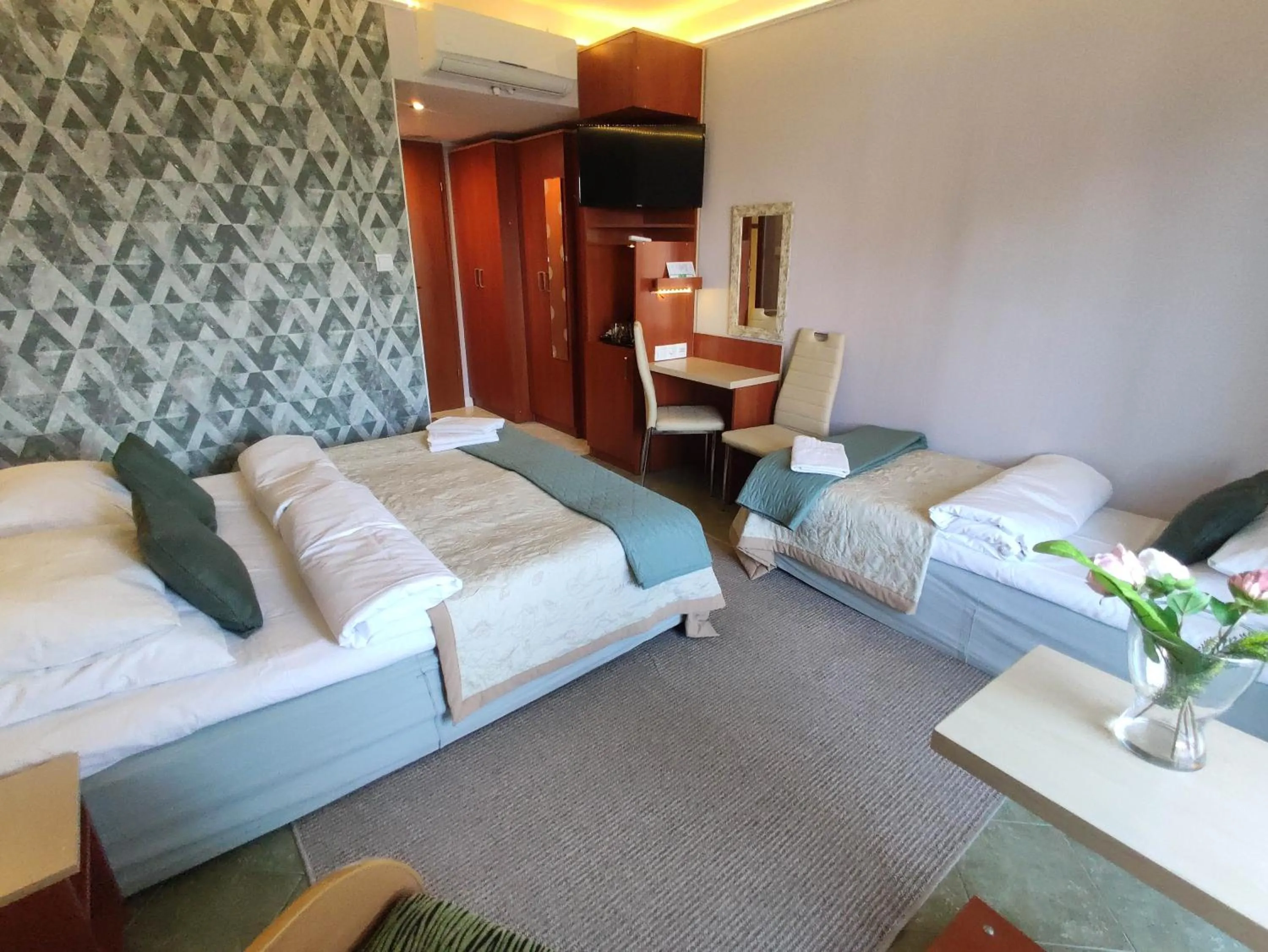 Photo of the whole room, Bed in OW Sargus