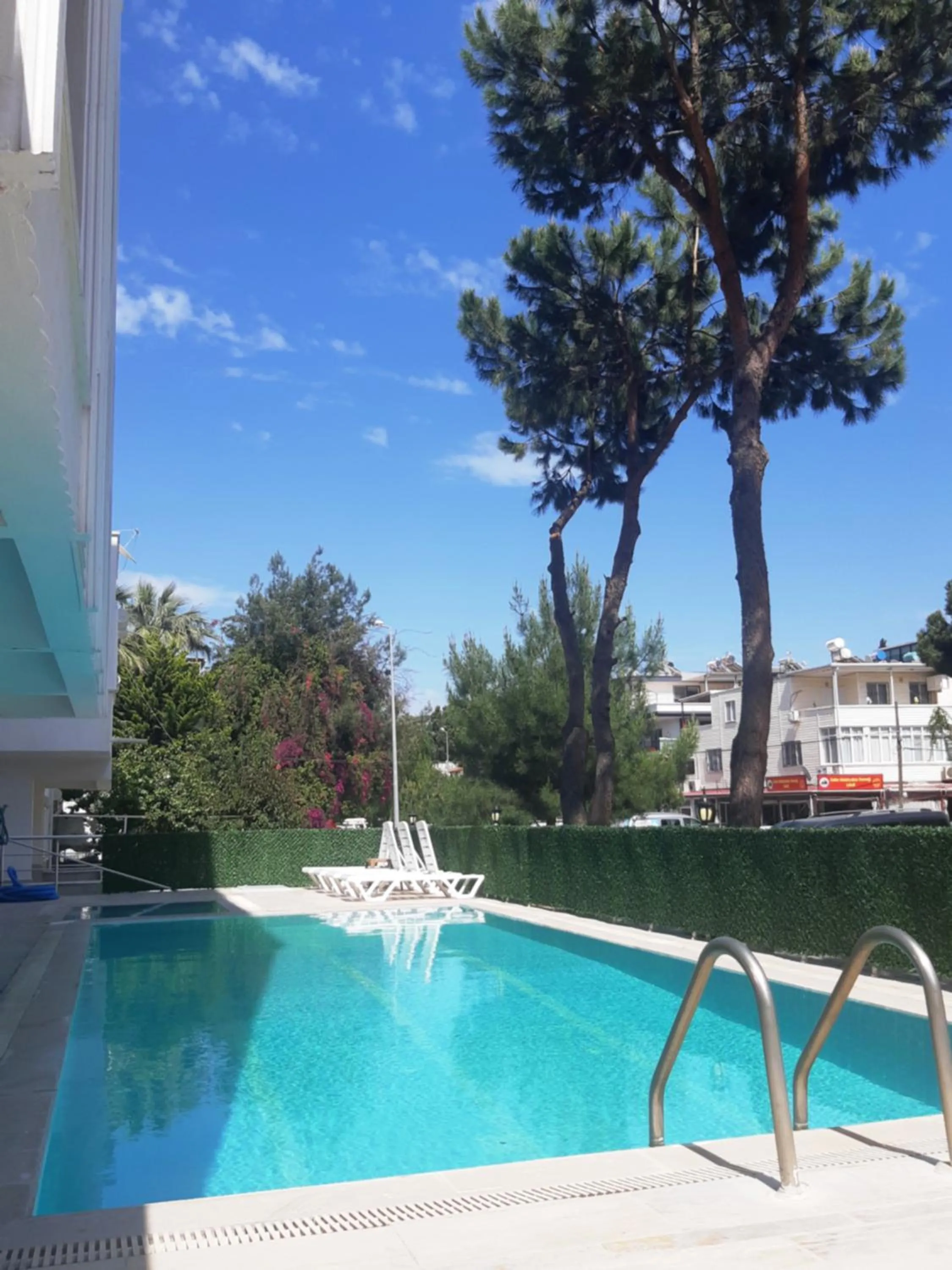 Swimming pool in Altunakar 1 Hotel