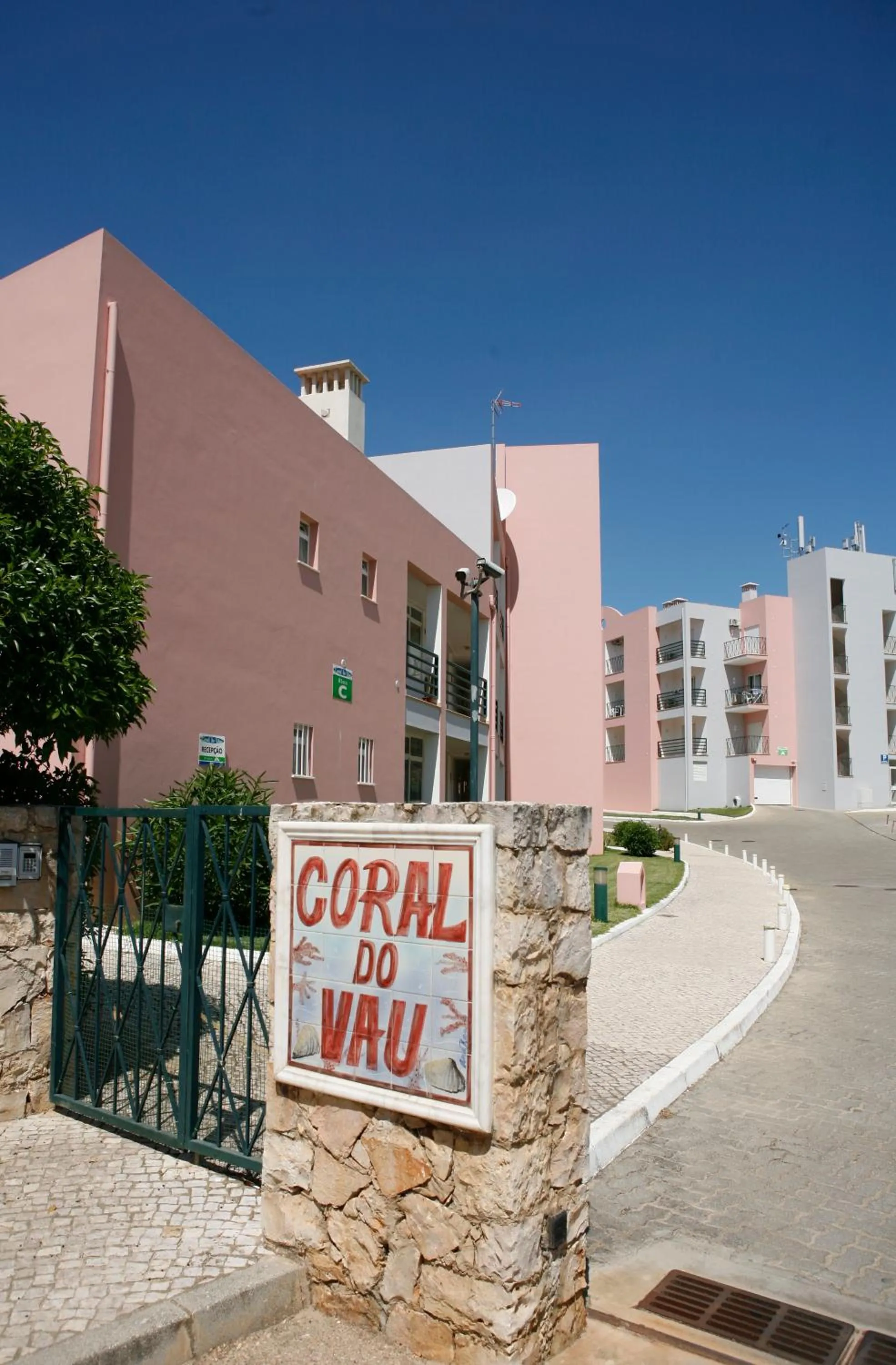 Facade/entrance in Apartamentos Coral do Vau