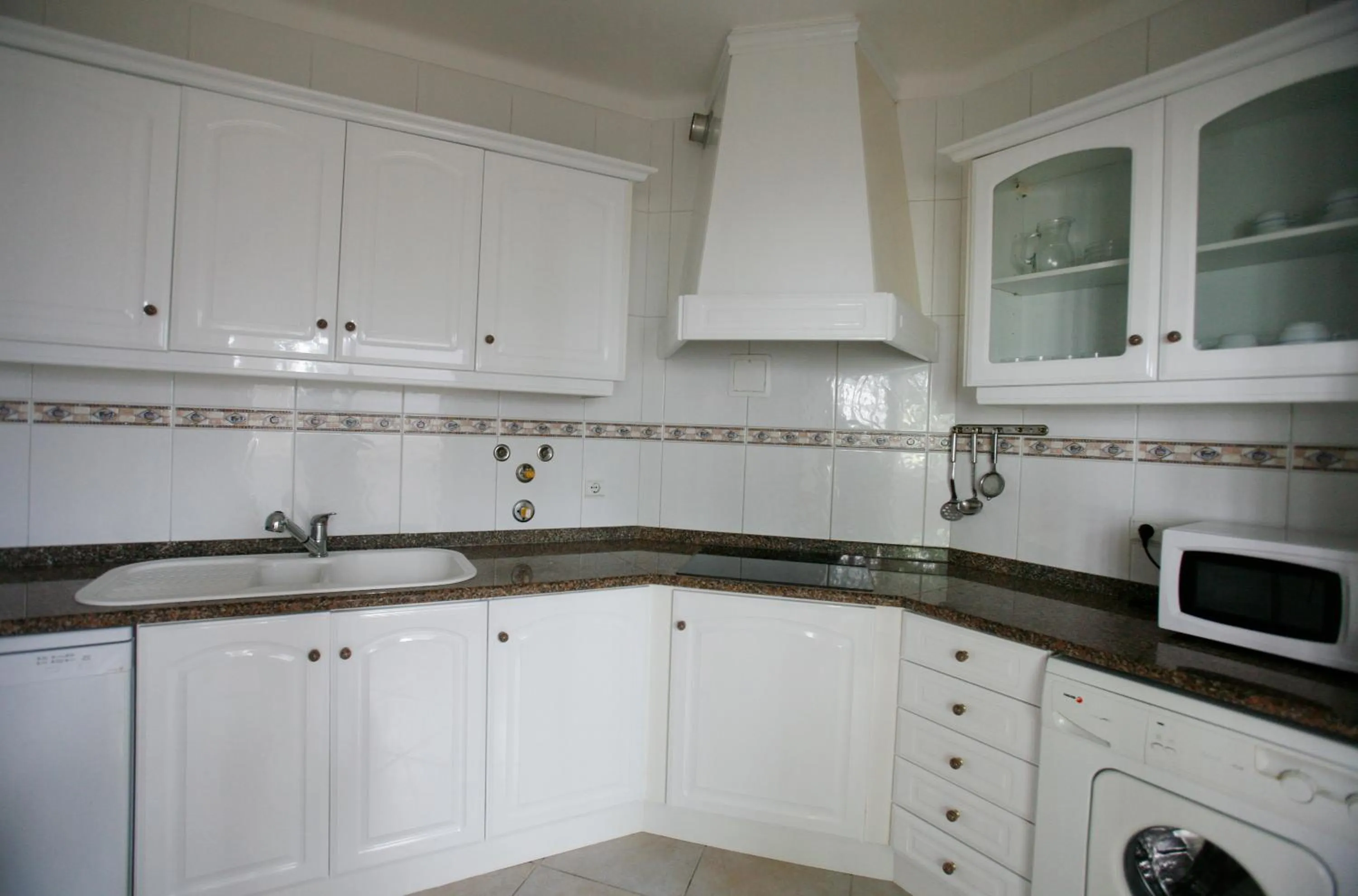 Kitchen or kitchenette in Apartamentos Coral do Vau