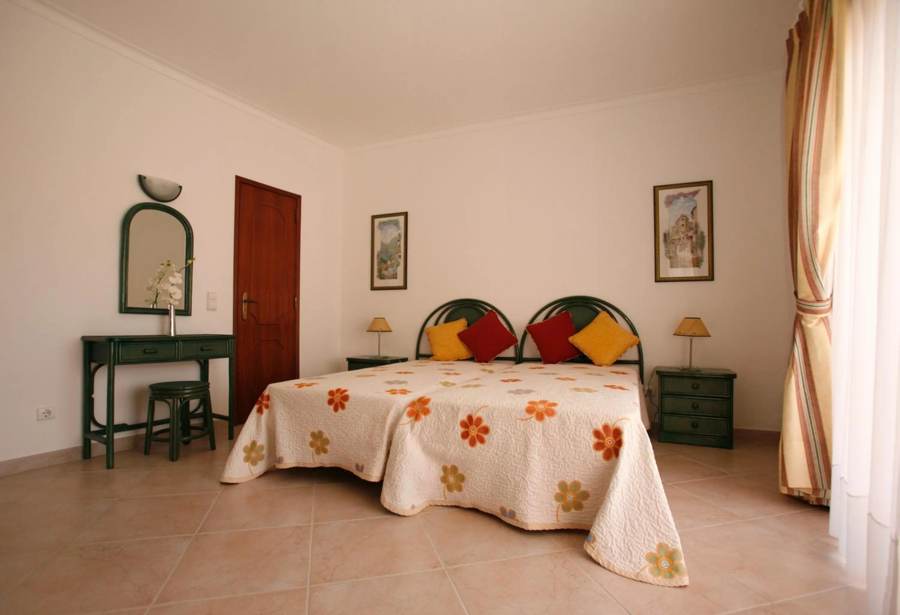 Photo of the whole room, Bed in Apartamentos Coral do Vau