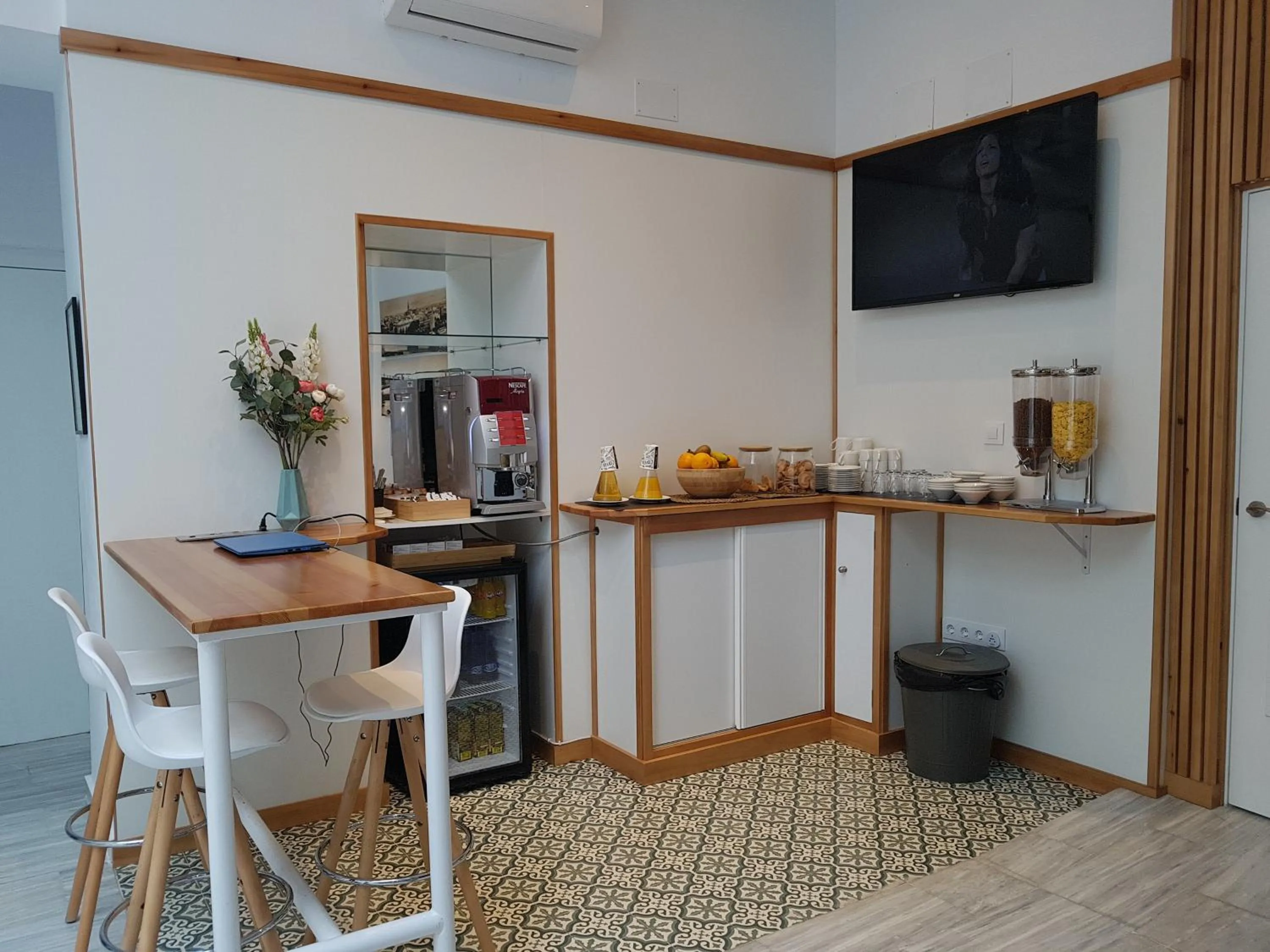 Communal lounge/ TV room in Basic Hotel Sevilla Catedral