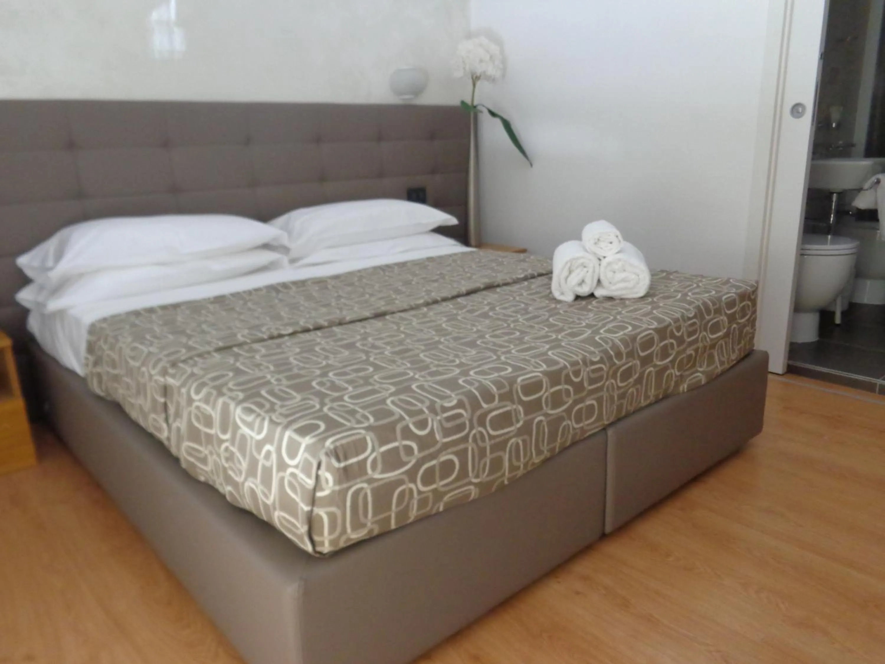 Photo of the whole room, Bed in Hotel Emperador