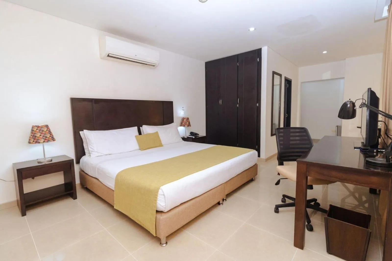 Communal lounge/ TV room, Bed in Hotel Millenium Barrancabermeja