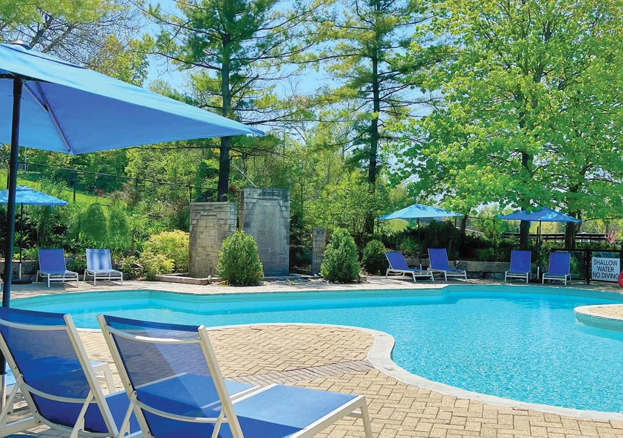 Swimming pool in Hockley Valley Resort