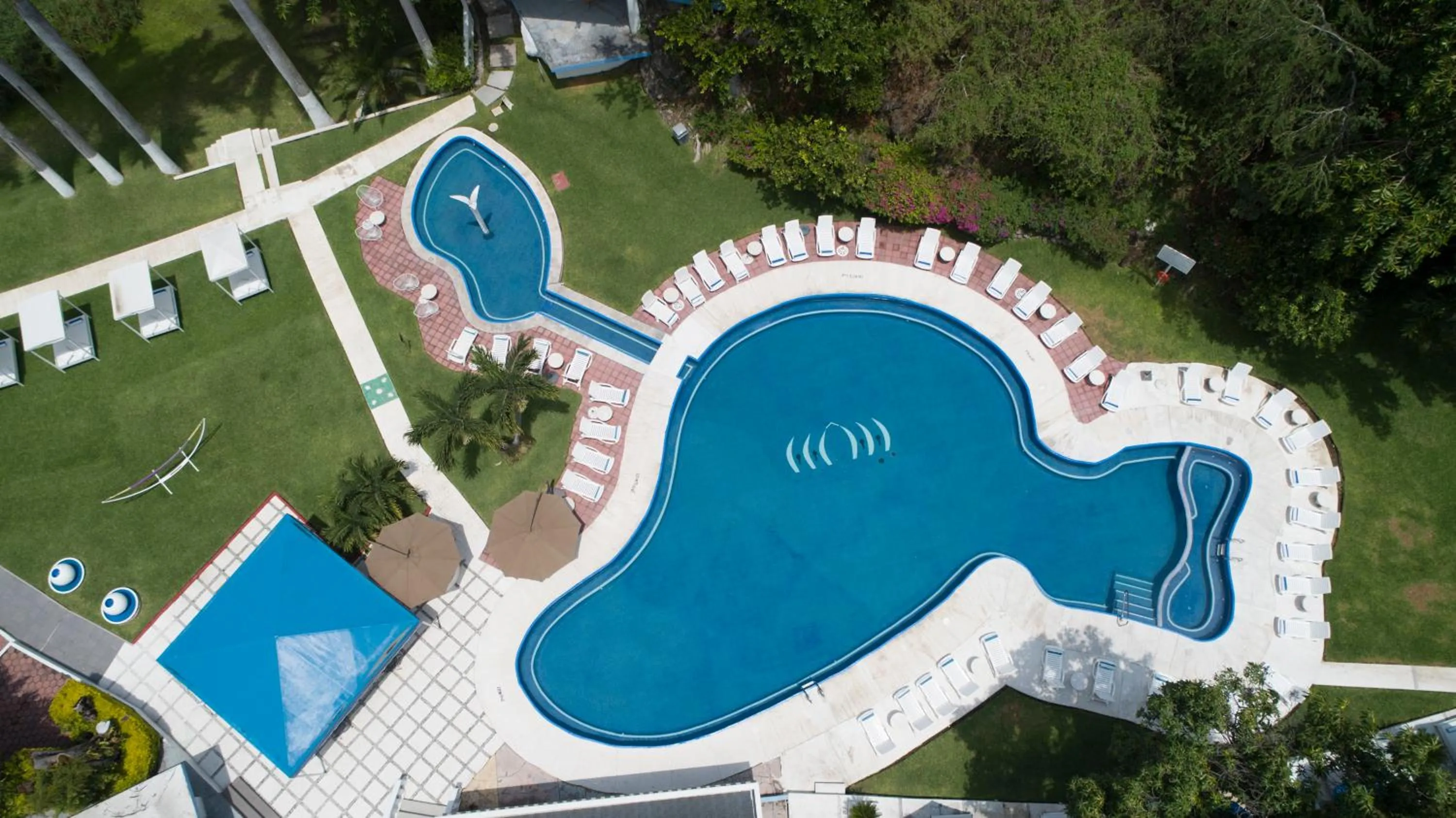Pool view in Villa Bejar Tequesquitengo
