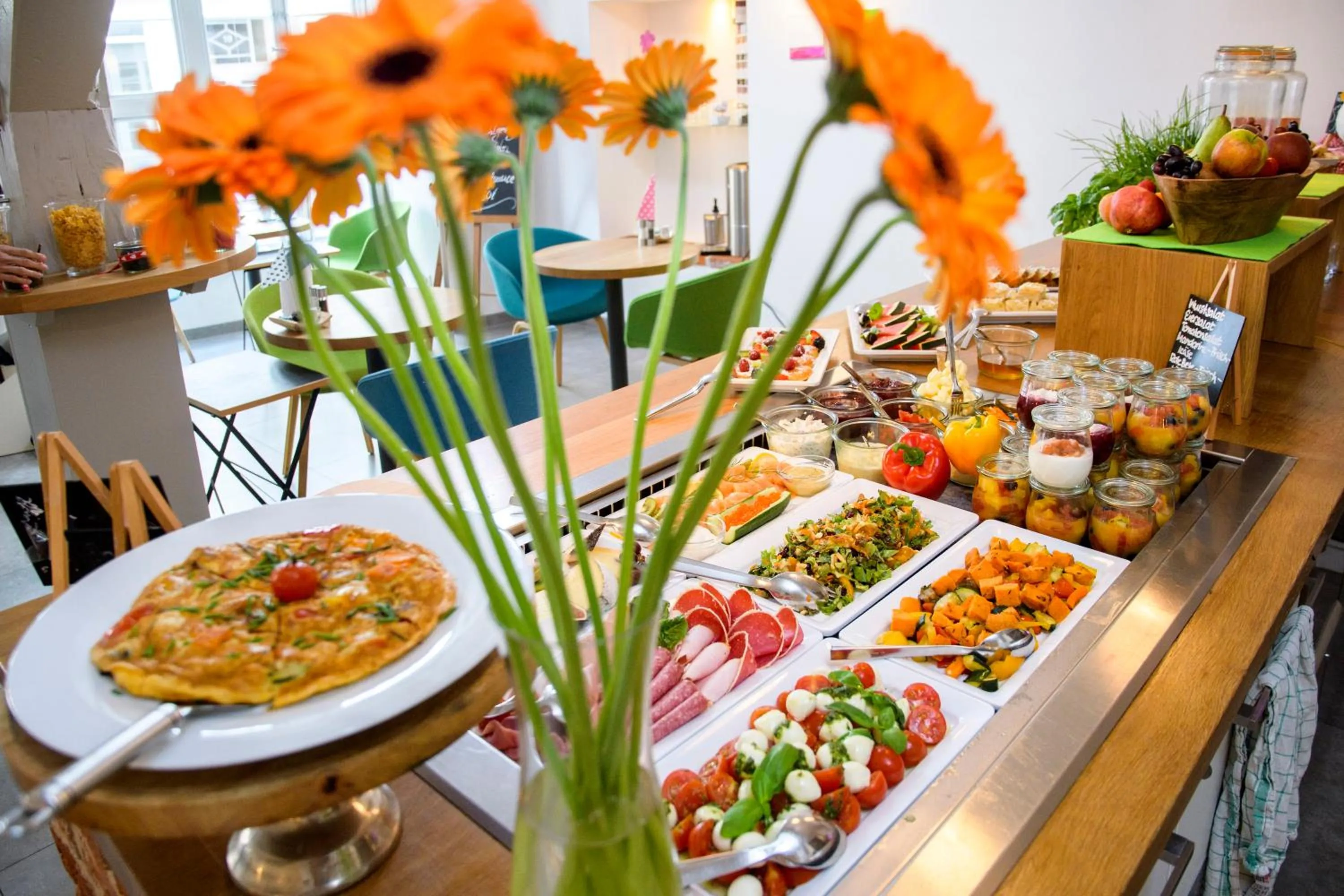 Buffet breakfast in einzigartig - Das kleine Hotel im Wasserviertel