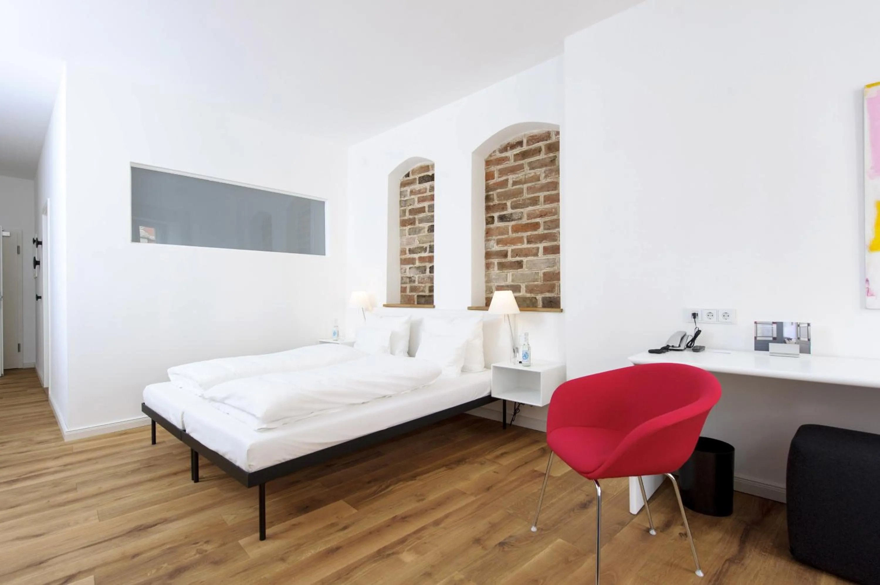 Photo of the whole room, Bed in einzigartig - Das kleine Hotel im Wasserviertel