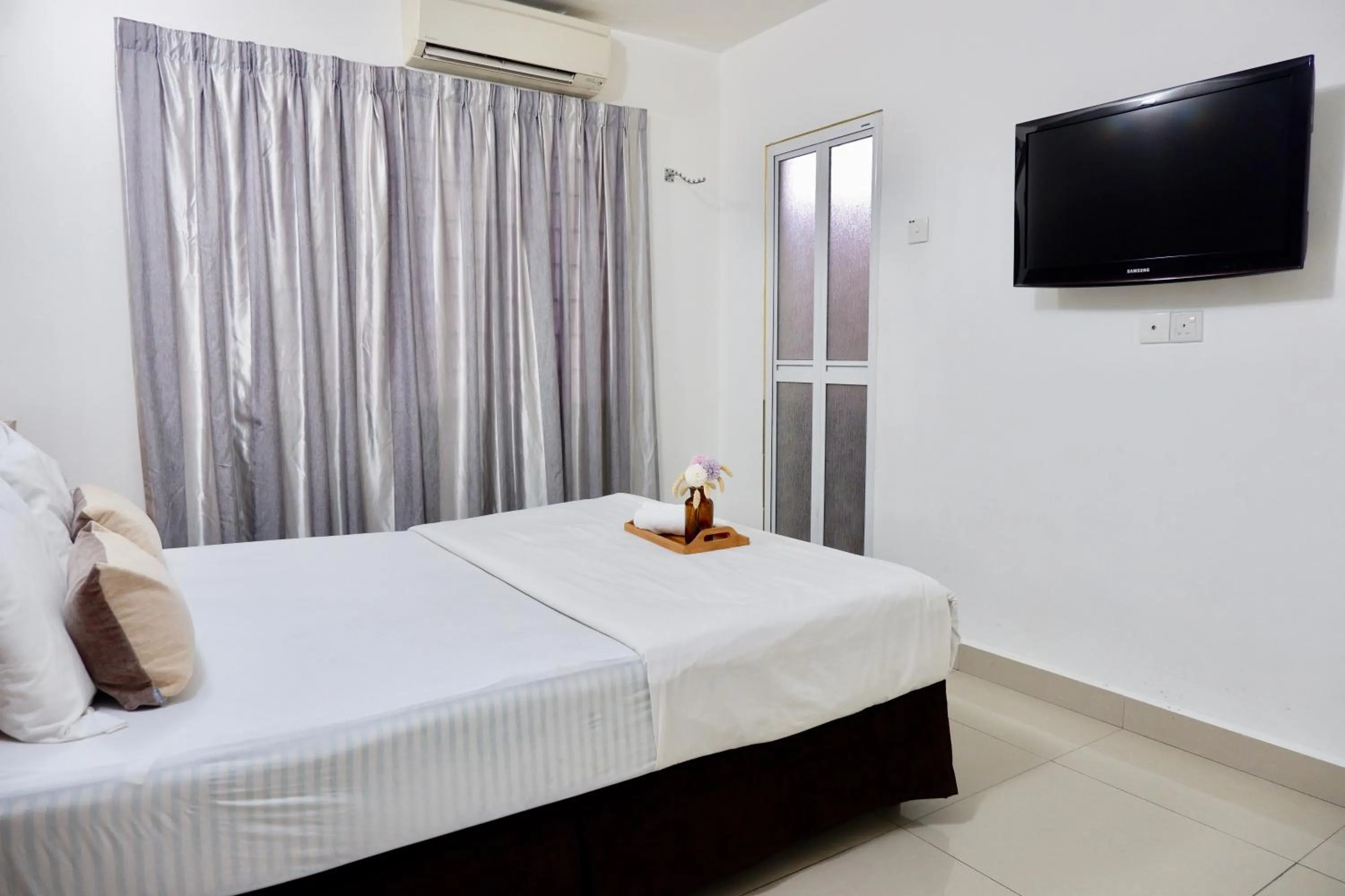 Bedroom, Bed in Indah Garden Hotel