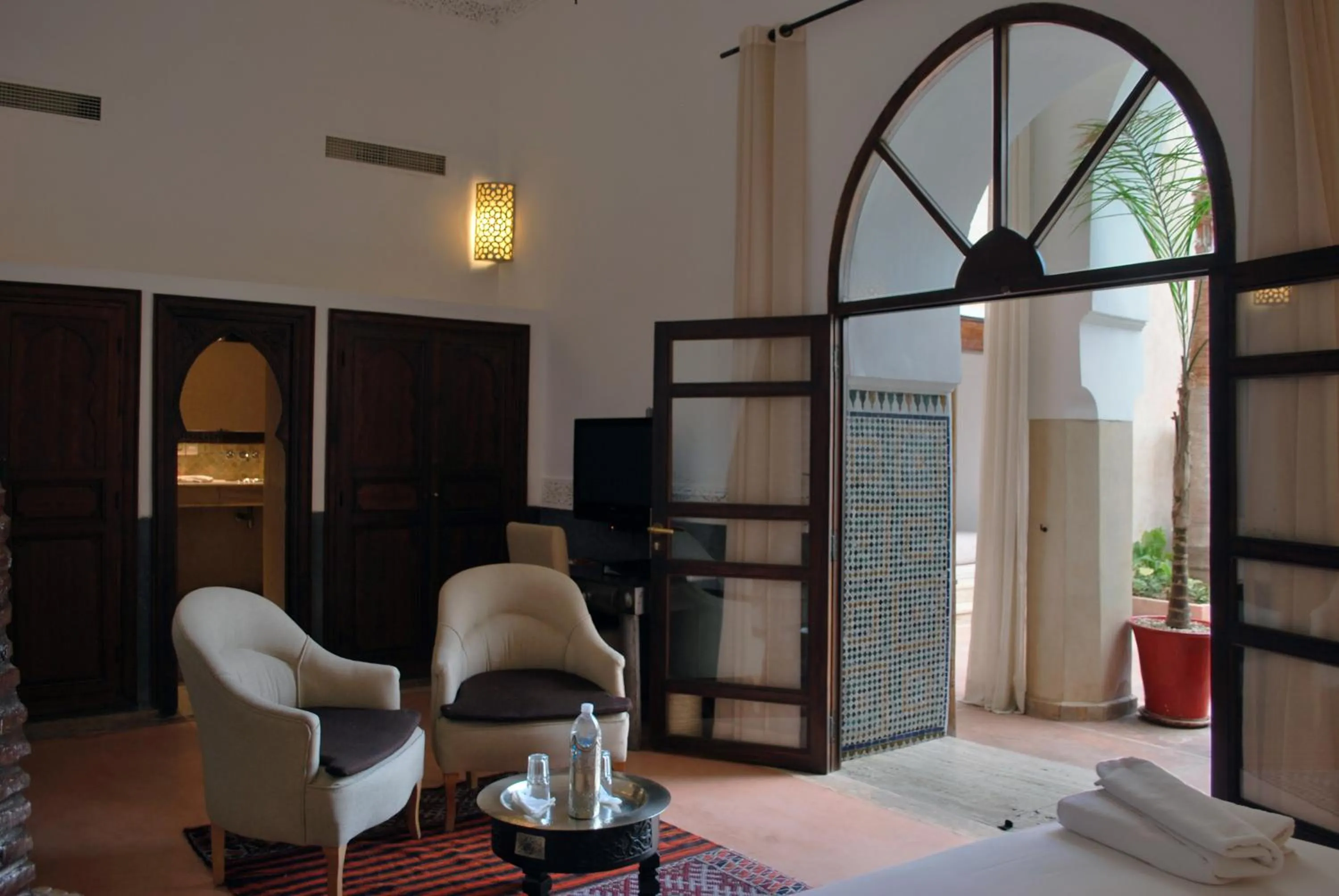 Living room, Bed in Riad Charaï