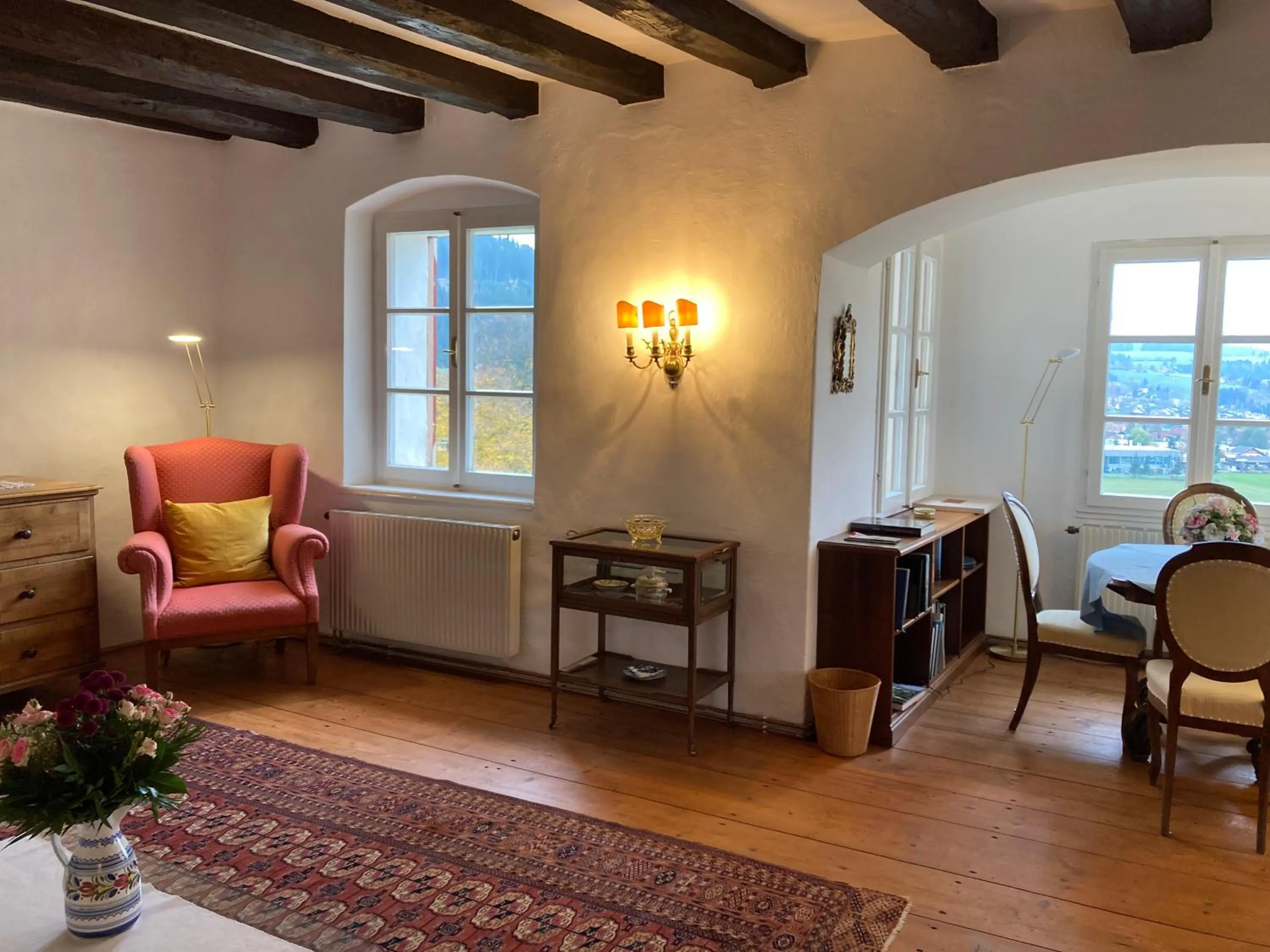 Living room, Bed in Hotel Landsitz Pichlschloss