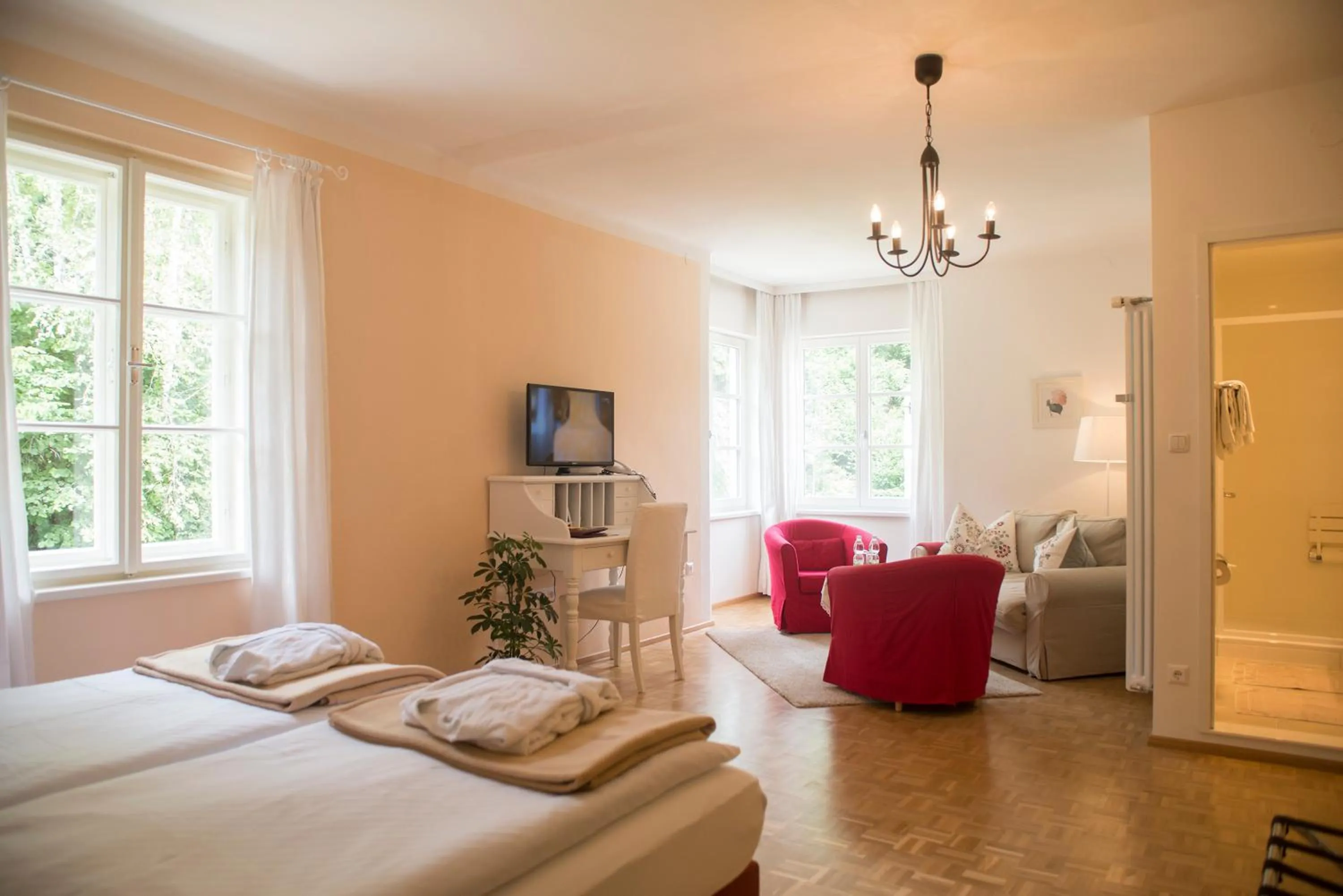 Seating area, Bed in Hotel Landsitz Pichlschloss