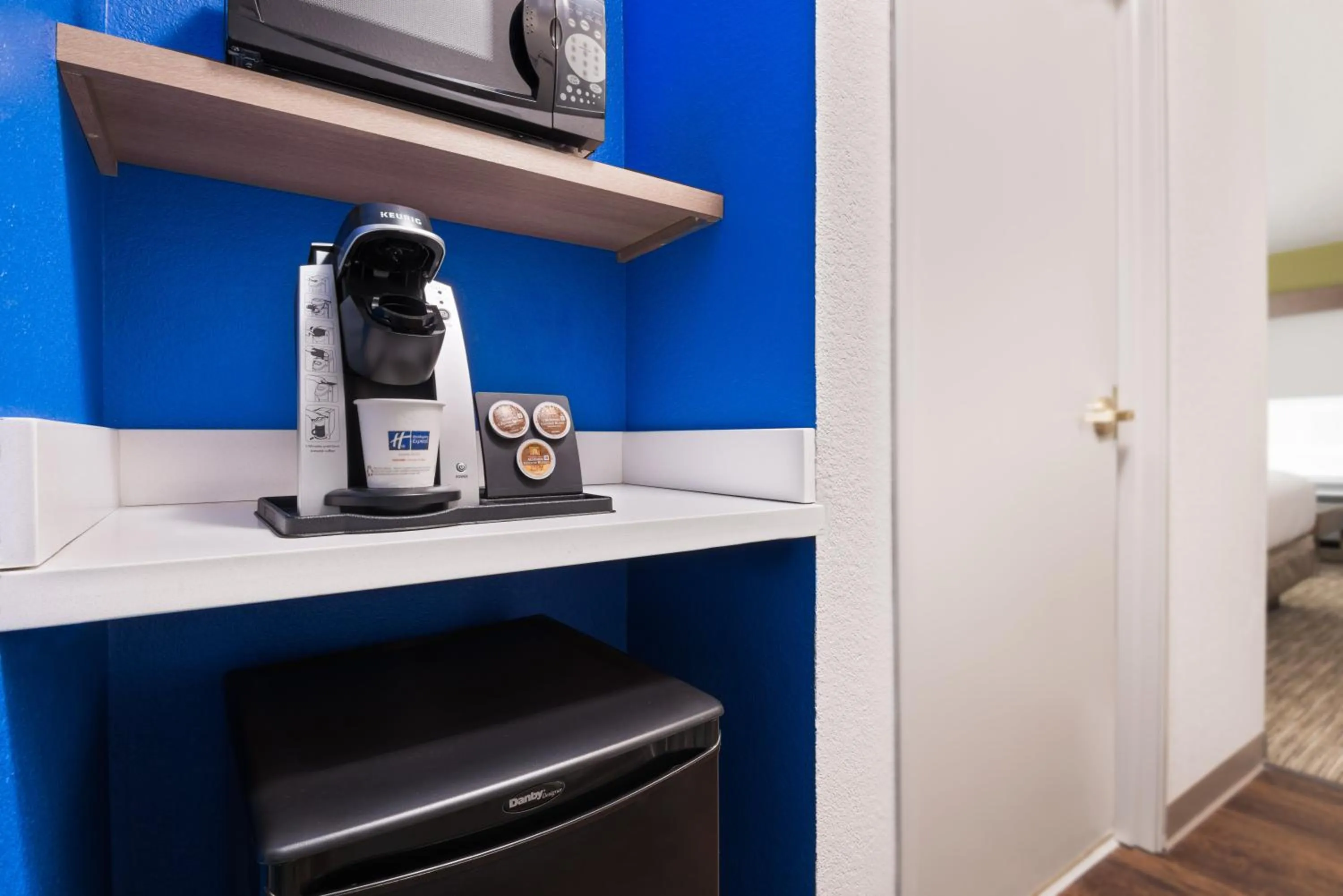 Bedroom in Holiday Inn Express & Suites - Columbus Airport East by IHG