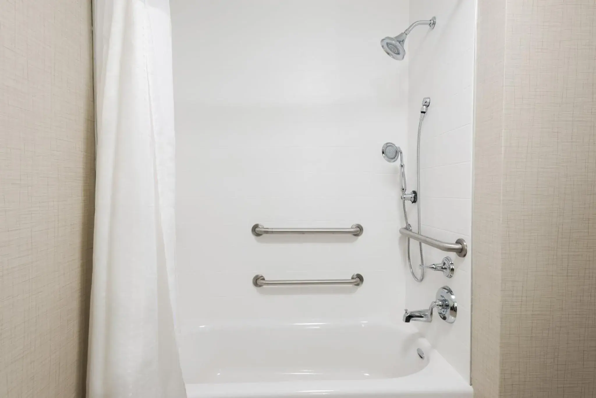 King suite with Bath Tub - hearing Accessible/Non-Smoking in Holiday Inn Express & Suites - Columbus Airport East by IHG King suite with Bath Tub - hearing Accessible/Non-Smoking in Holiday Inn Express & Suites - Columbus Airport East by IHG