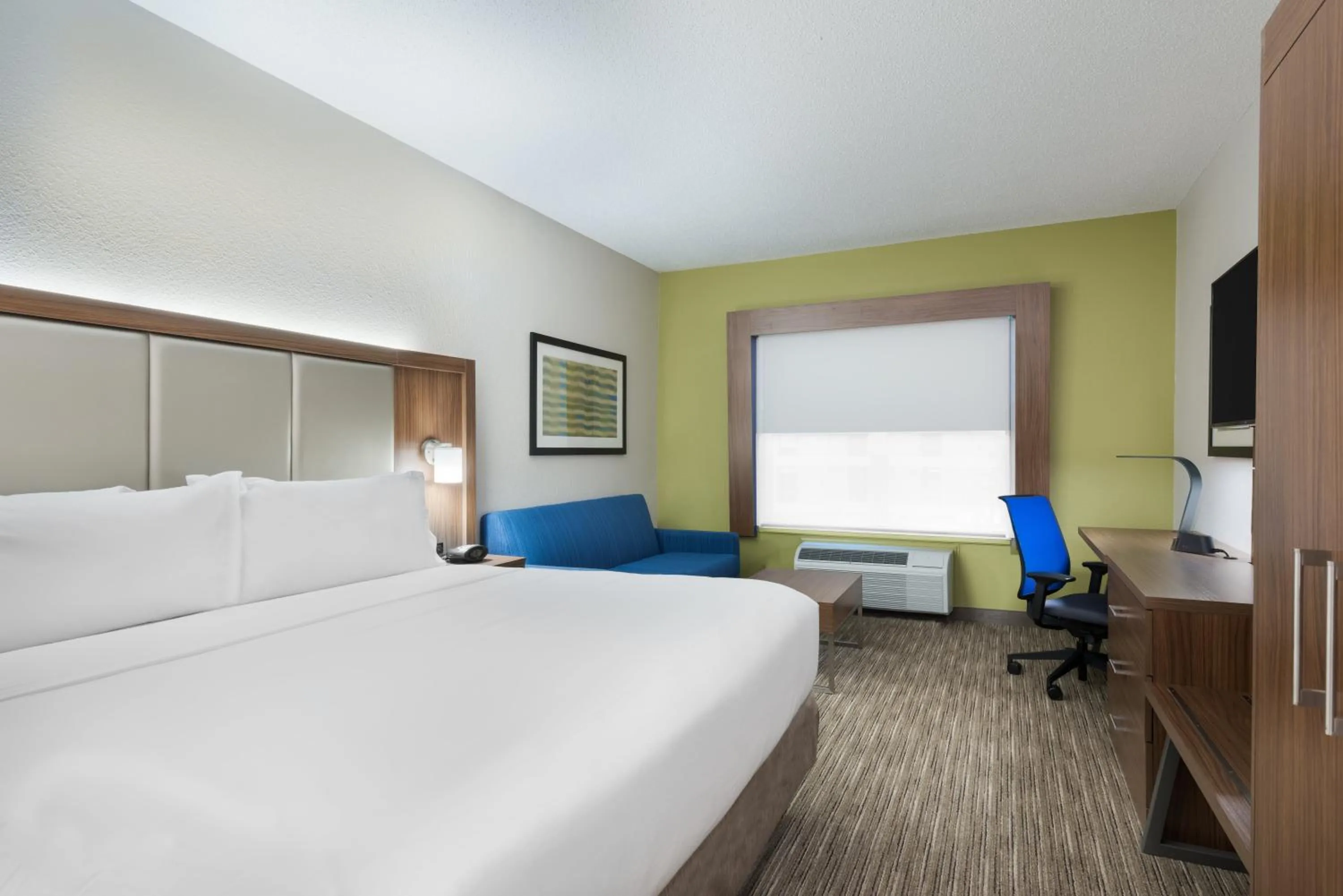 Photo of the whole room, Bed in Holiday Inn Express & Suites - Columbus Airport East by IHG