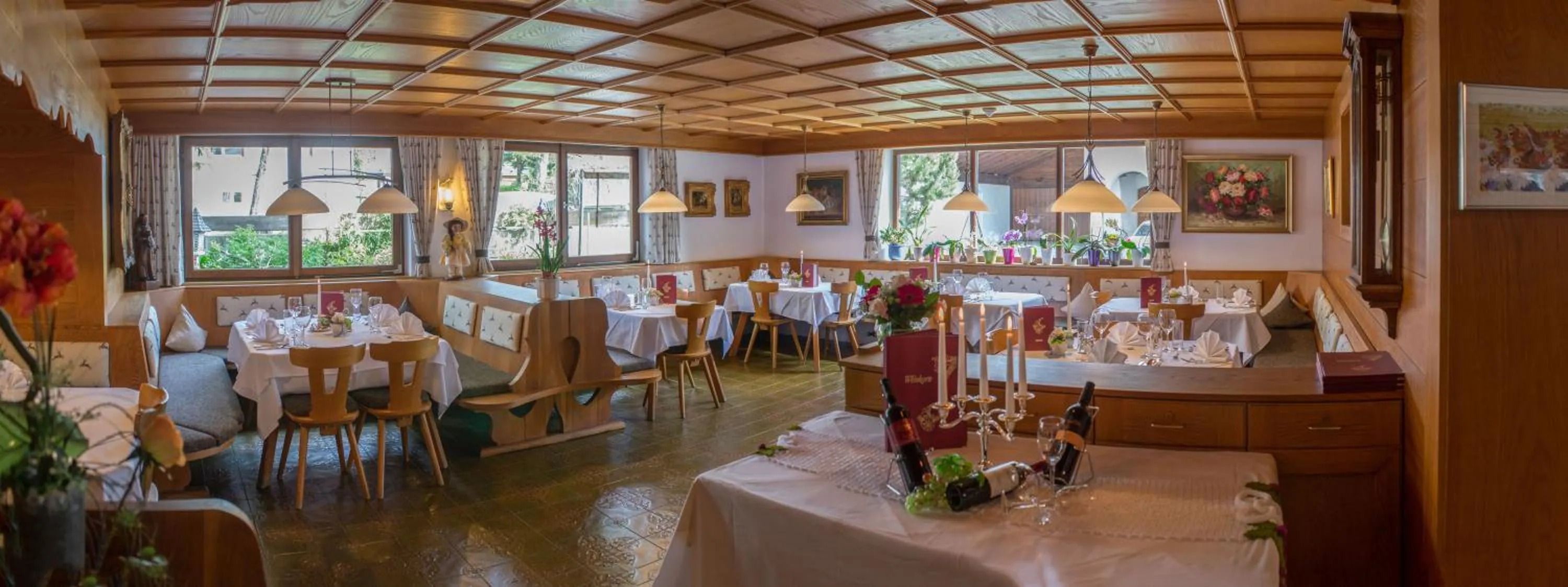 Restaurant/places to eat in Hotel Helga