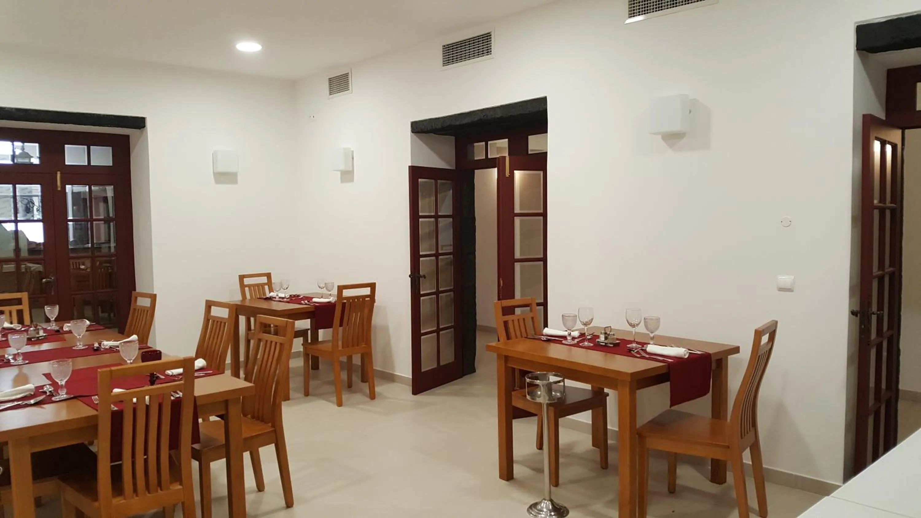 Restaurant/places to eat in Solar Do Conde Garden Hotel