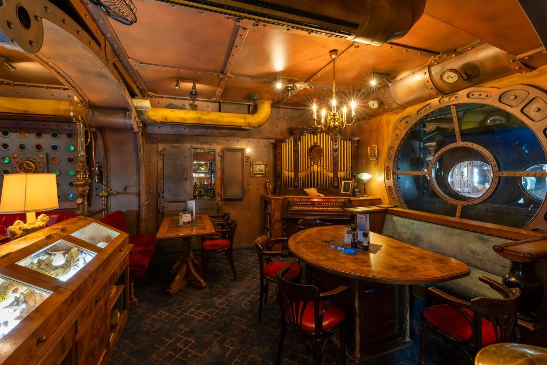 Restaurant/places to eat in Hotel Nautilus