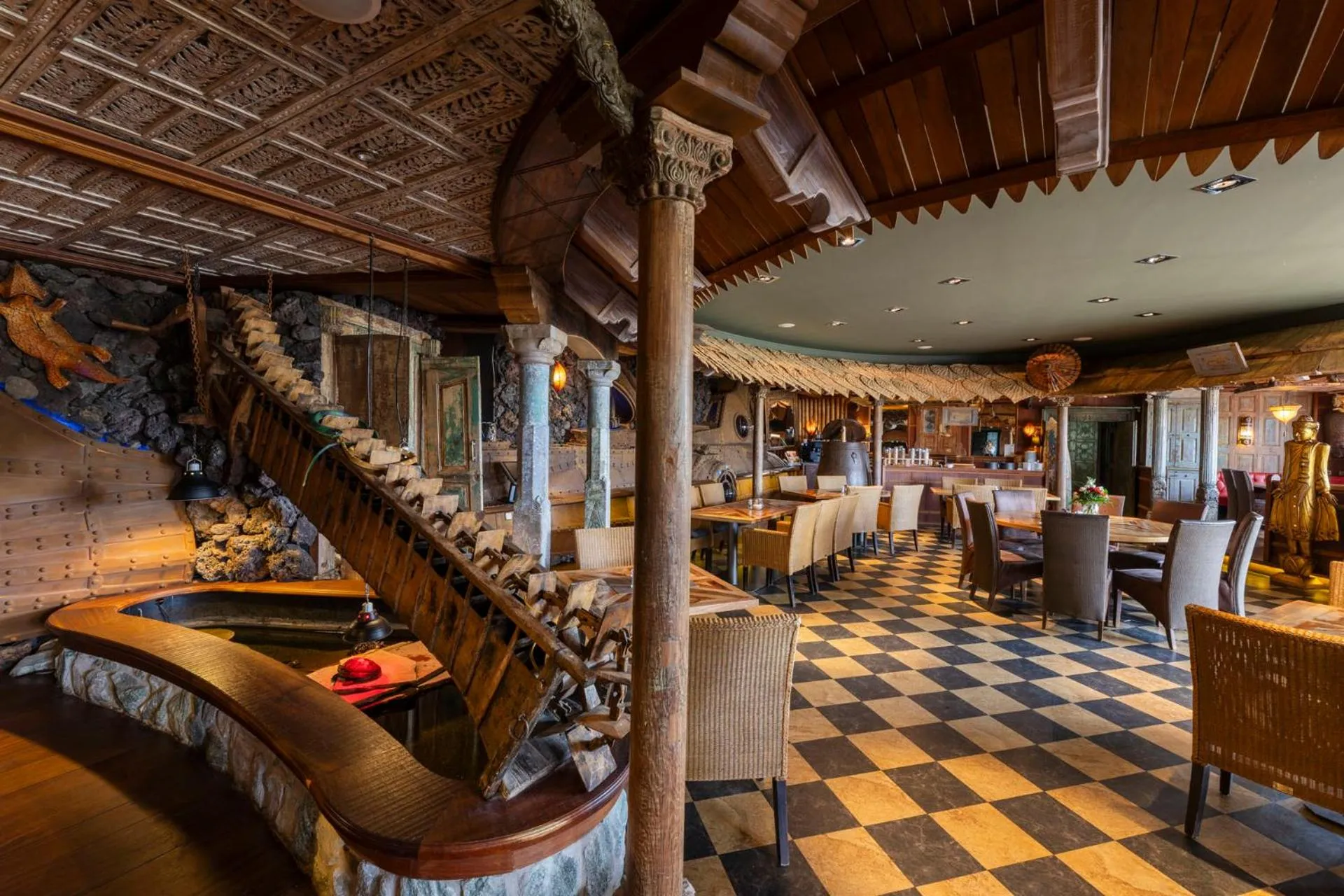 Restaurant/places to eat in Hotel Nautilus