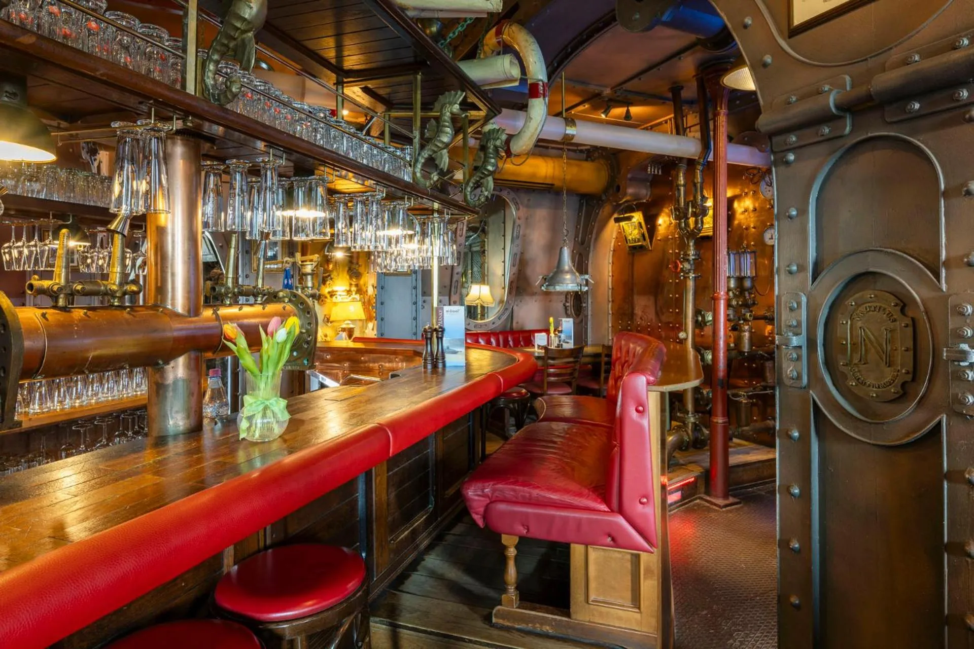 Restaurant/places to eat in Hotel Nautilus