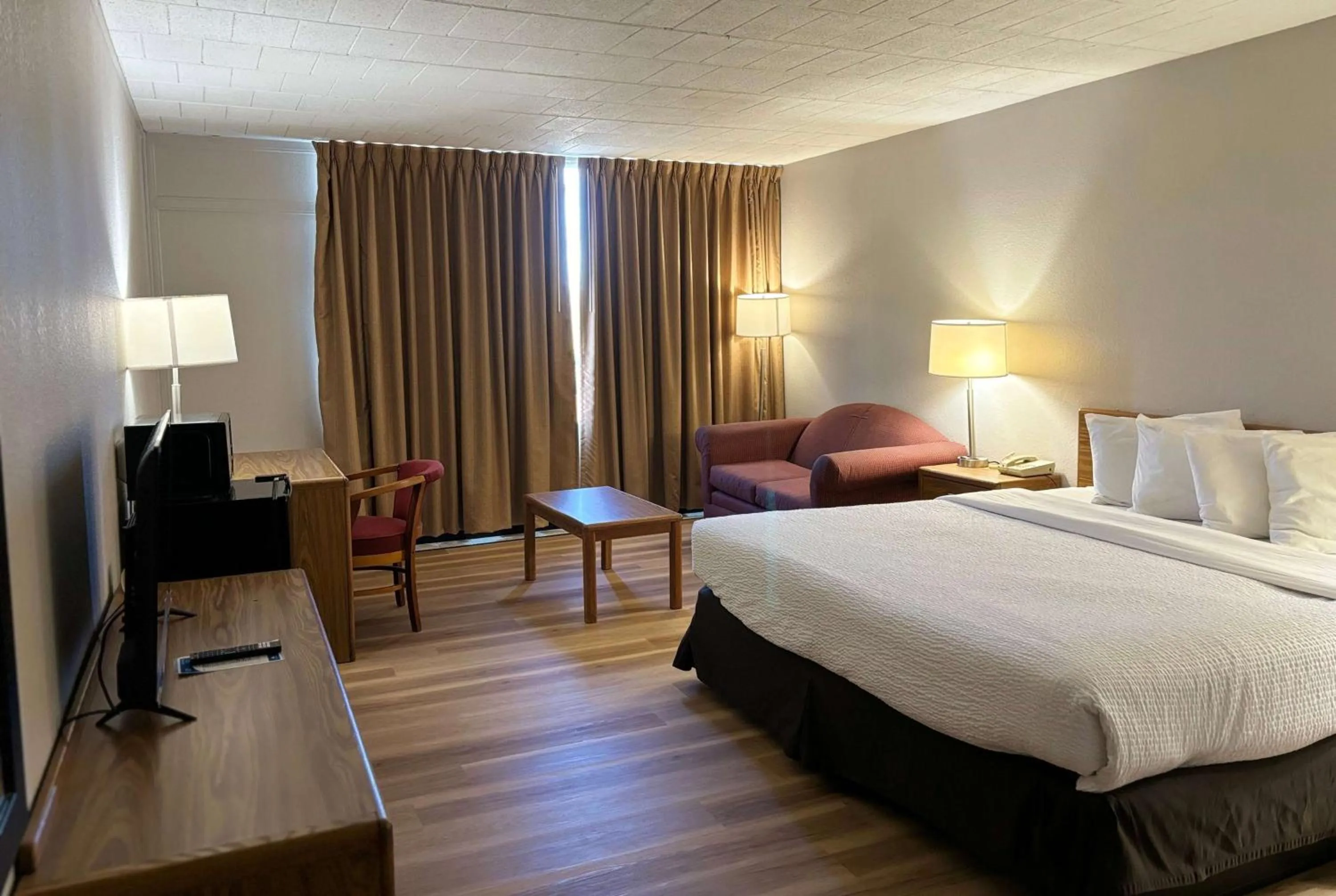 Photo of the whole room, Bed in Days Inn by Wyndham Williamsport