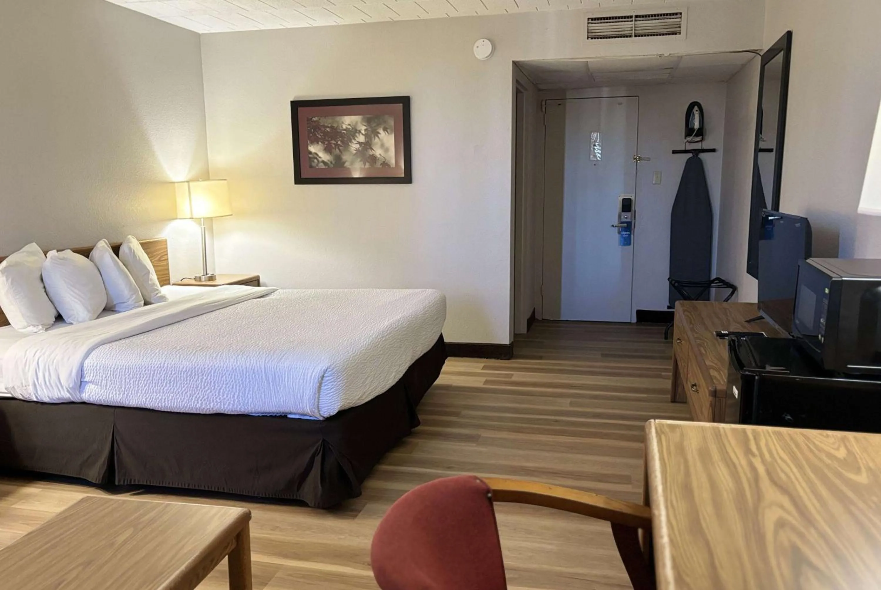 Photo of the whole room, Bed in Days Inn by Wyndham Williamsport