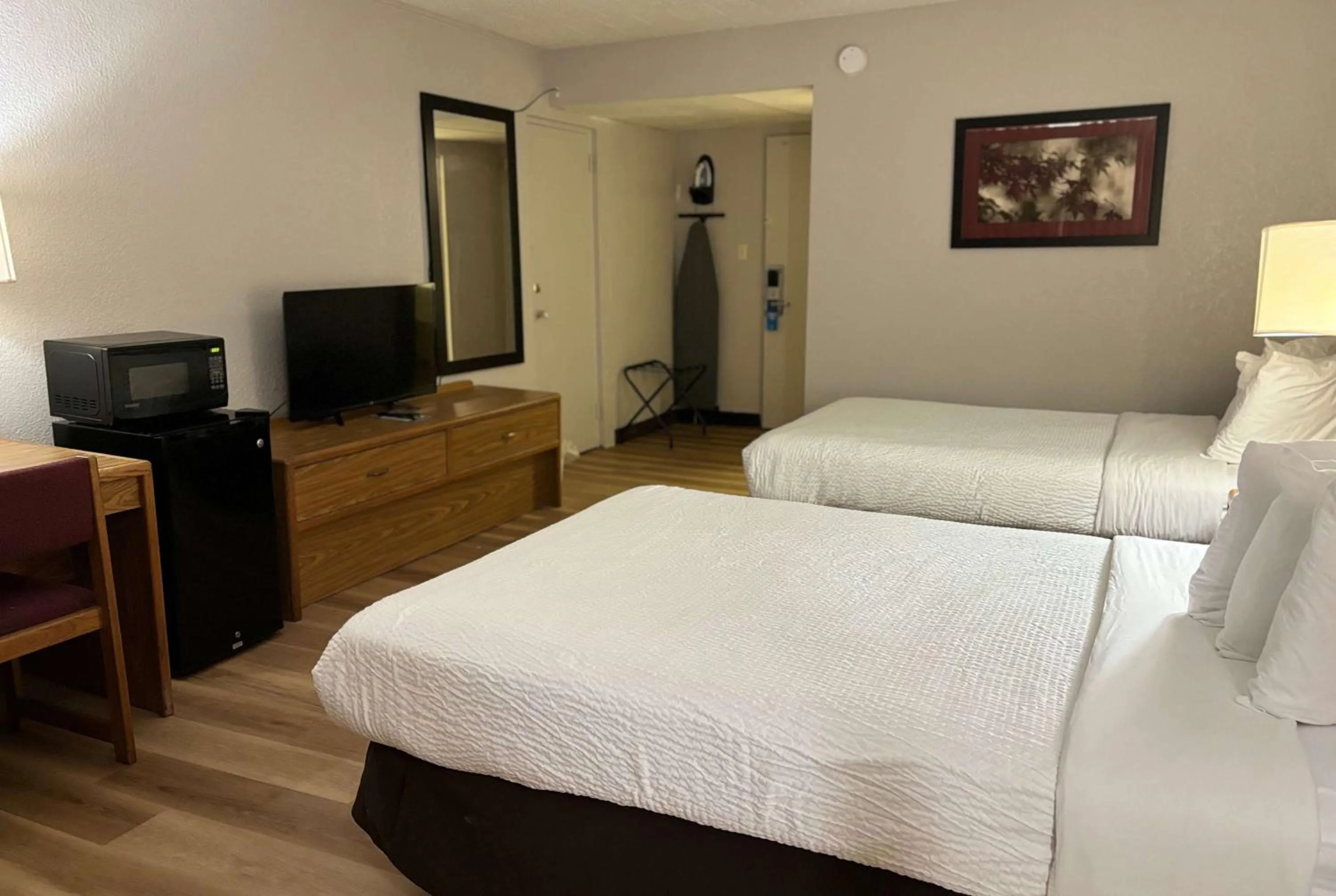 Photo of the whole room, Bed in Days Inn by Wyndham Williamsport
