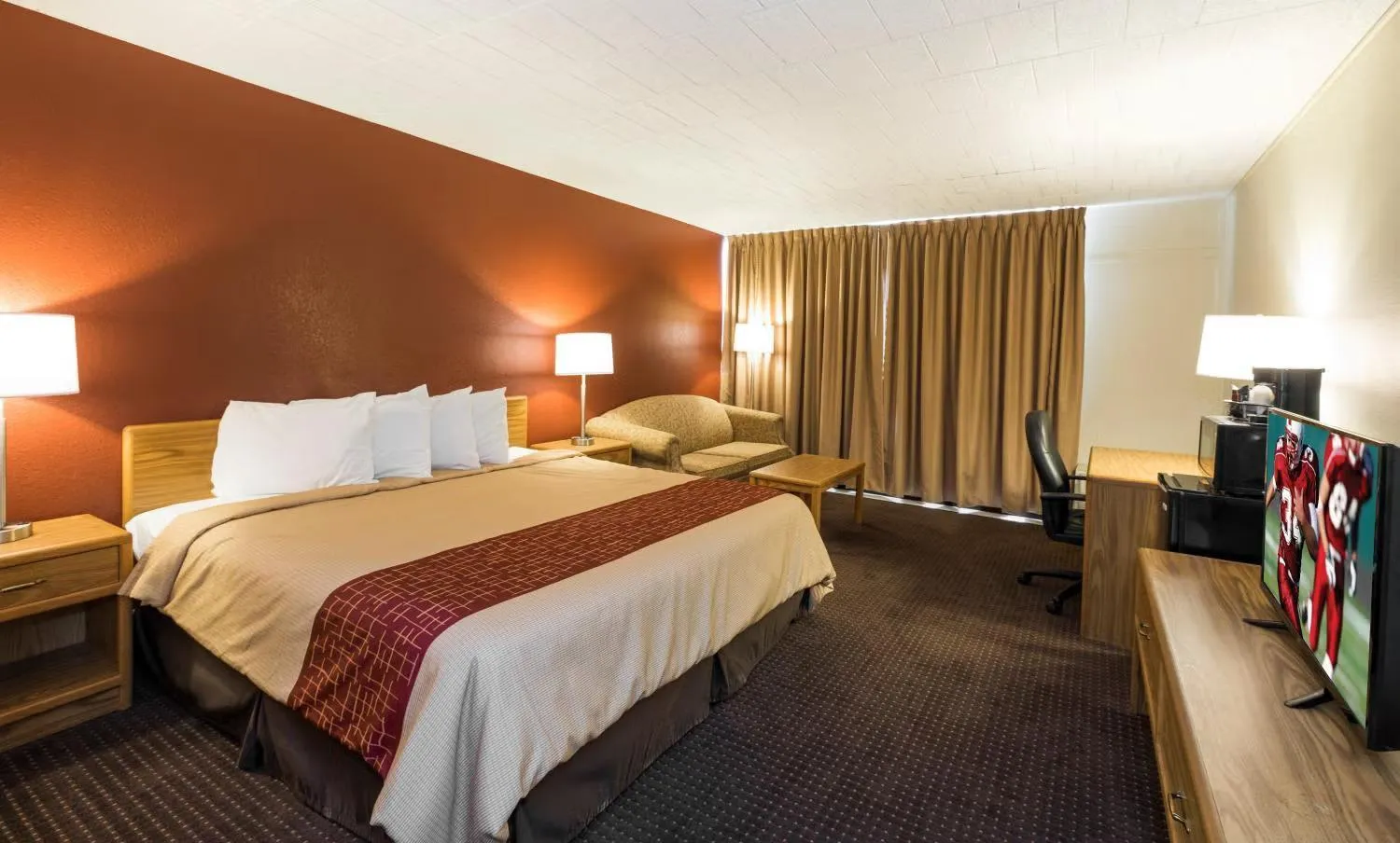 Bed in Days Inn by Wyndham Williamsport